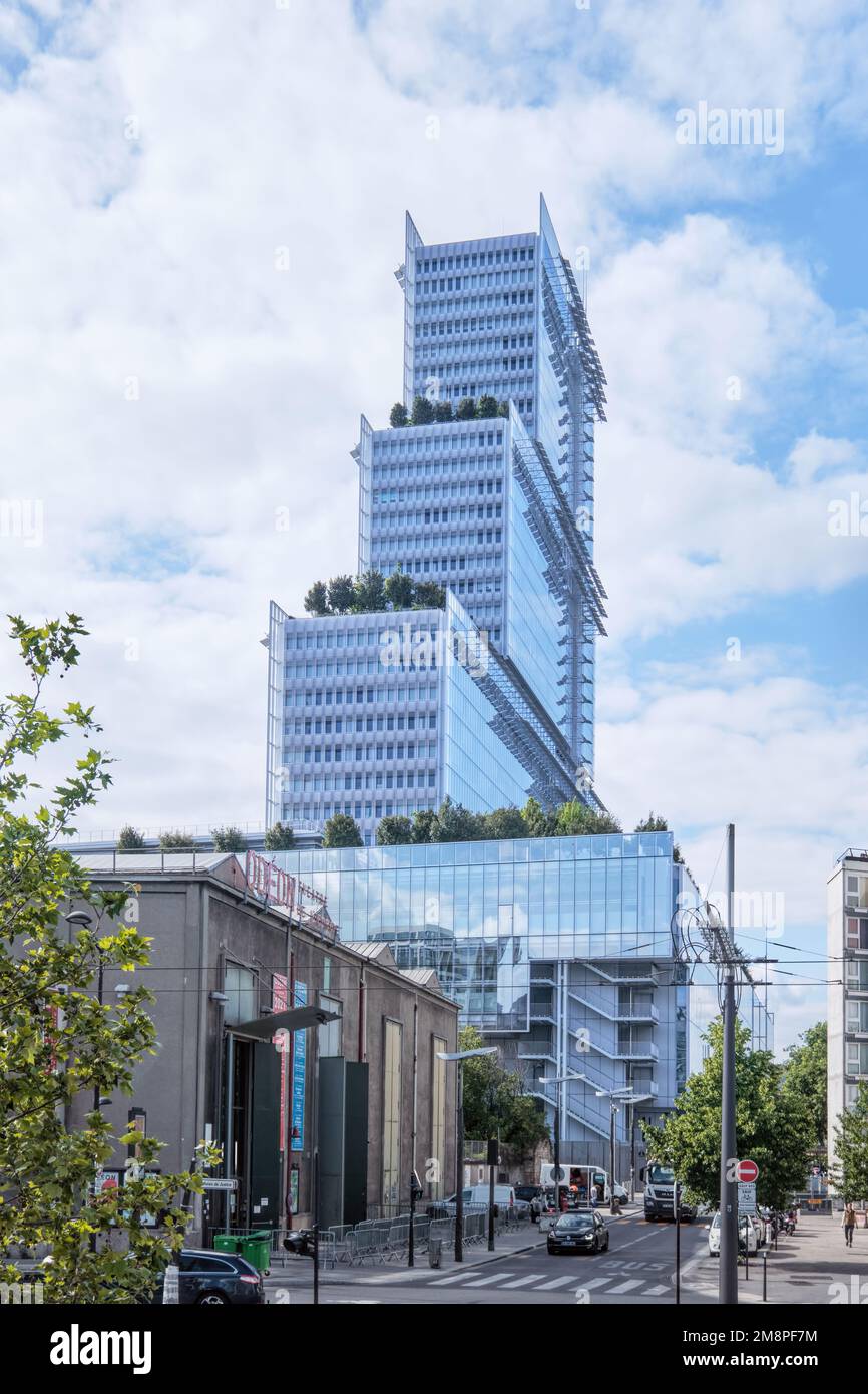 Parigi, Francia - Maggio, 2022: Vista del nuovo Palazzo di Giustizia di Parigi (Cité judicaire o Tribunale di Parigi) a Porte de Clichy, con facciata in vetro Foto Stock