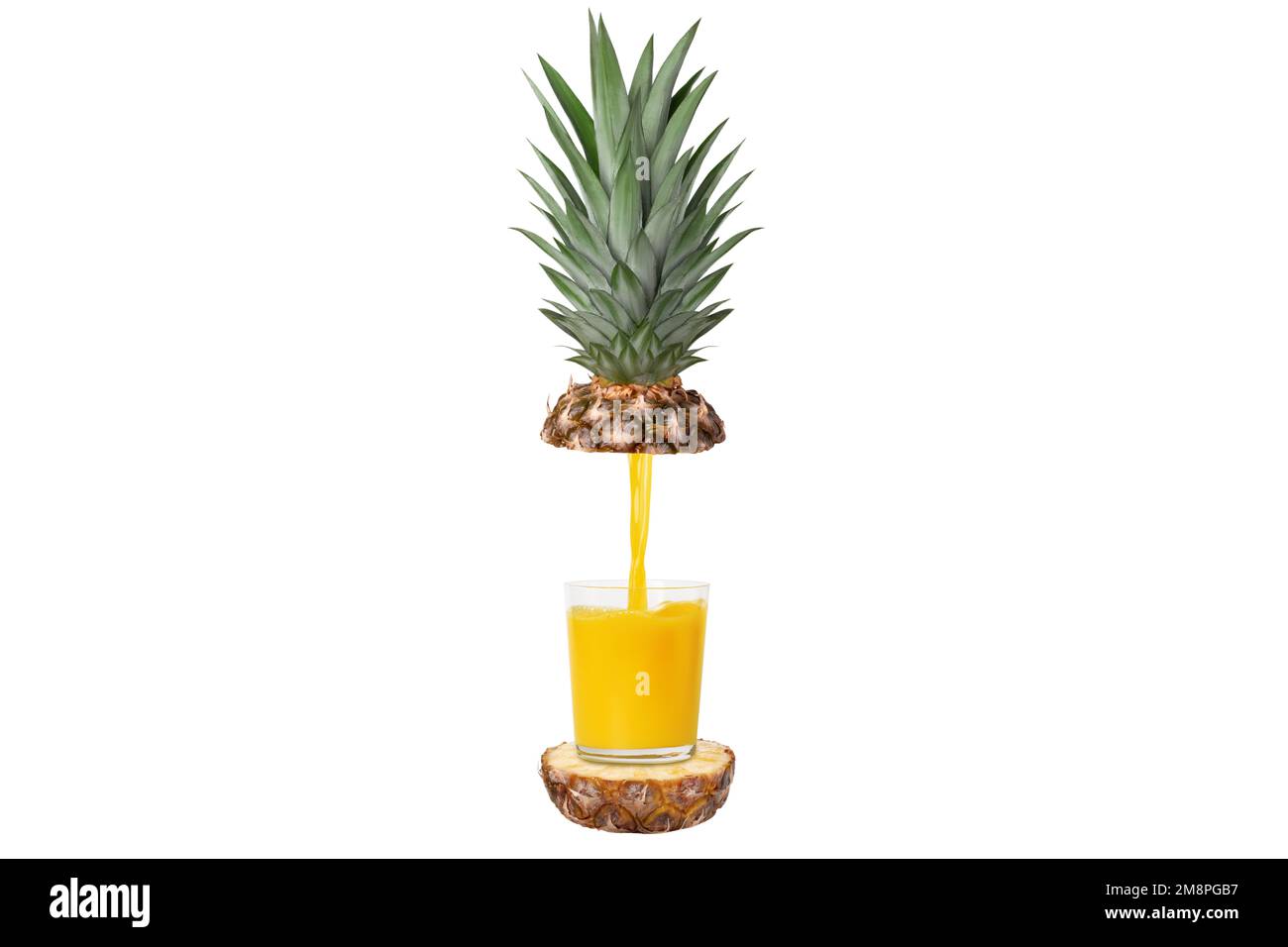 Un bicchiere di succo di ananas appena spremuto. Ananas a fette intorno alla bottiglia. In volo. Concetto. Isolato. Foto Stock