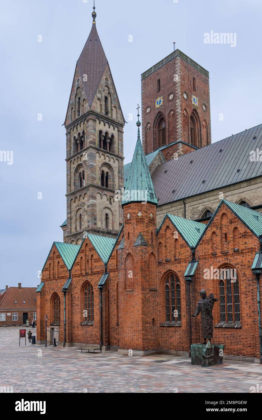 Ribe, Danimarca - 15 novembre 2022: Paesaggio urbano con la cattedrale del piccolo e pittoresco villaggio Ribe, nello Jutland meridionale, in Danimarca. La città più antica della Scandinavia Foto Stock