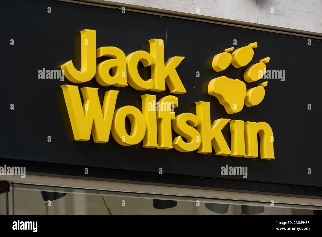 Insegna del negozio Jack Wolfskin sulla strada principale di Long Acre nel centro di Londra Foto Stock