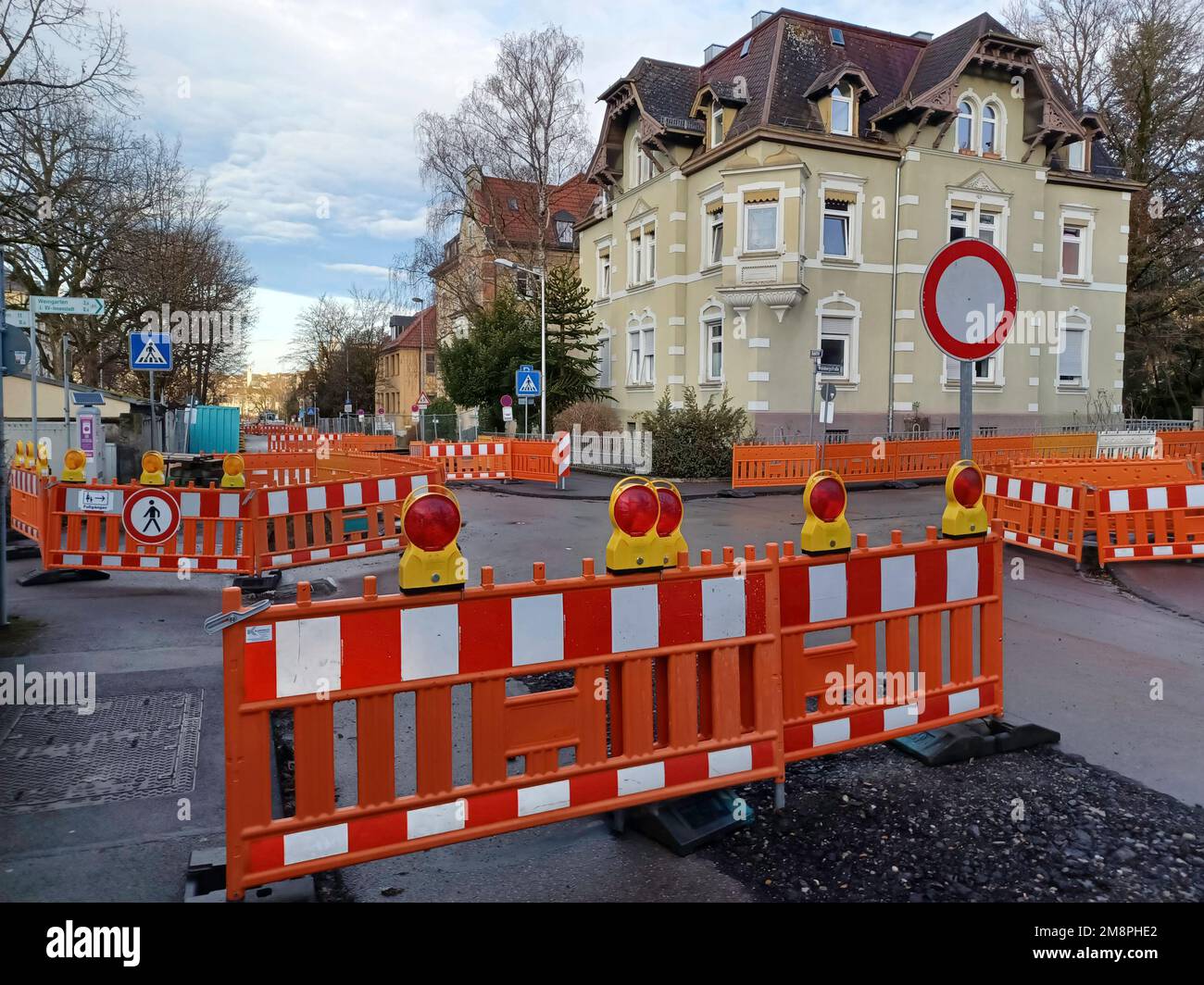 RAVENSBURG, GERMANIA - 14 GENNAIO 2023: Le utenze sotterranee sono in fase di riparazione per le strade di Ravensburg Foto Stock