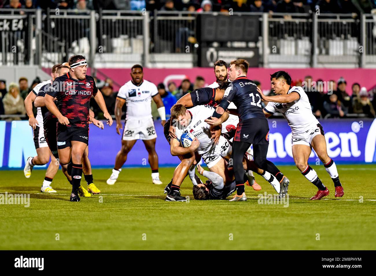 Londra, Regno Unito. 14th Jan, 2023. Billy Vunipola di Saracens affronta Kyle Godwin di Lione durante la partita della European Rugby Champions Cup tra Saracens e Lione allo StoneX Stadium di Londra, Inghilterra, il 14 gennaio 2023. Foto di Phil Hutchinson. Solo per uso editoriale, licenza richiesta per uso commerciale. Non è utilizzabile nelle scommesse, nei giochi o nelle pubblicazioni di un singolo club/campionato/giocatore. Credit: UK Sports Pics Ltd/Alamy Live News Foto Stock