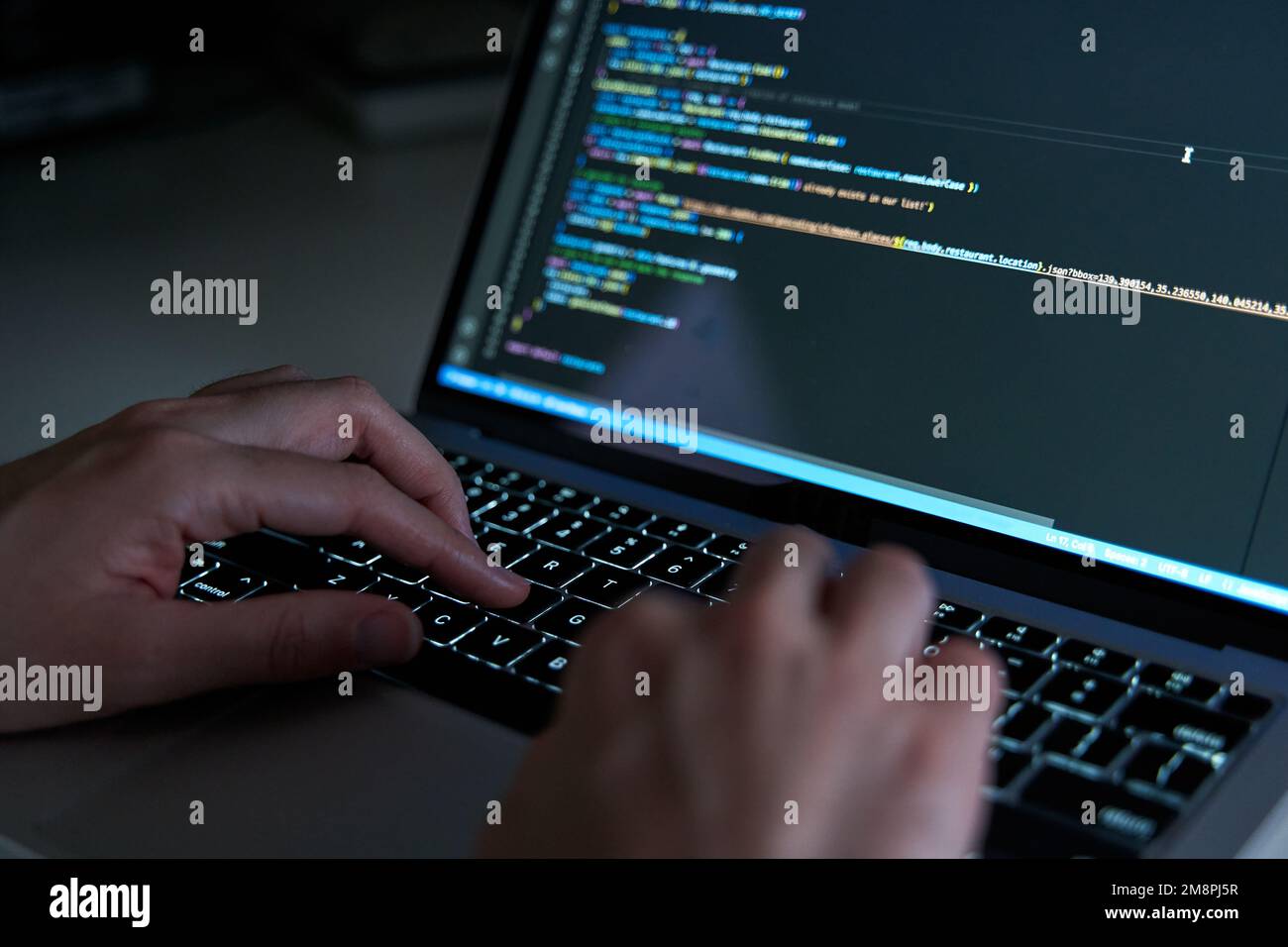 Programmatore mani codificare e sviluppare software con html e JavaScript Foto Stock