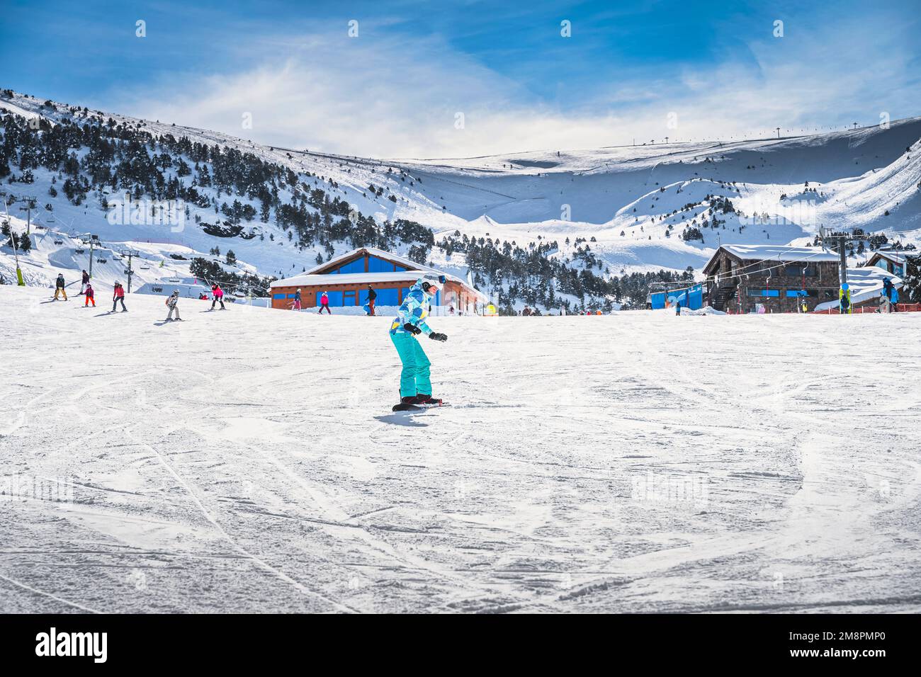 Donna, principiante snowboarder imparare a guidare su uno snowboard.  Vacanze invernali sugli sci a El Tarter, Grandvalira, Andorra, Pirenei Foto  stock - Alamy