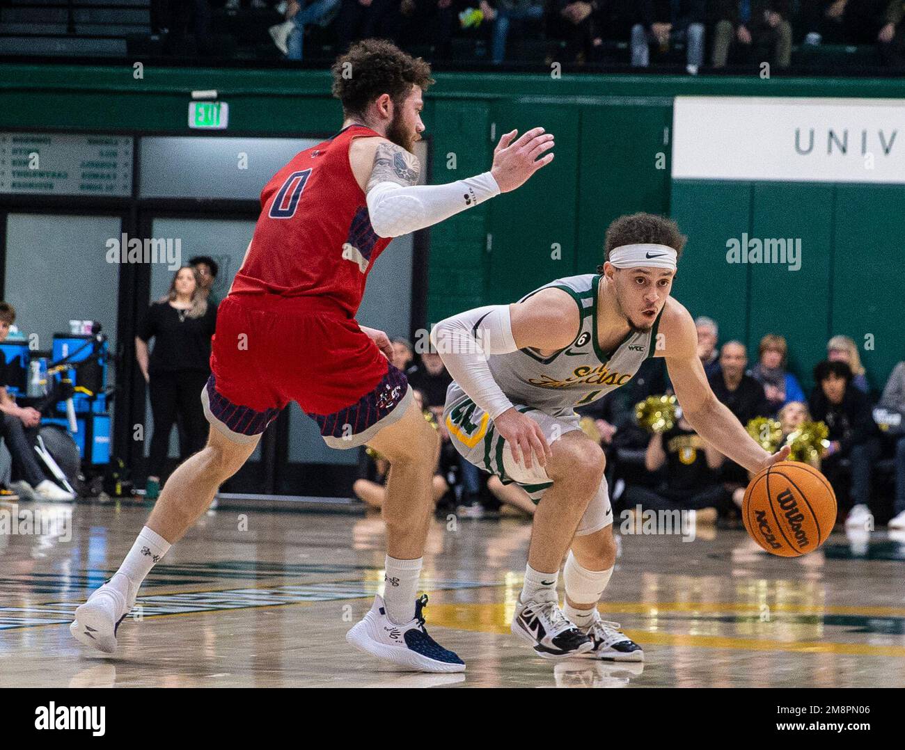 Gennaio 14 2023 Moraga CA, Stati Uniti La guardia di San Francisco Tyrell Roberts (1) si dirige verso il cerchio durante la partita di pallacanestro degli uomini NCAA tra San Francisco Dons e i Saint Mary's Gaels. San Francisco Beat San Francisco 78-61 alla War Memorial Gym San Francisco Calif. Thurman James/CSM Credit: CAL Sport Media/Alamy Live News Foto Stock