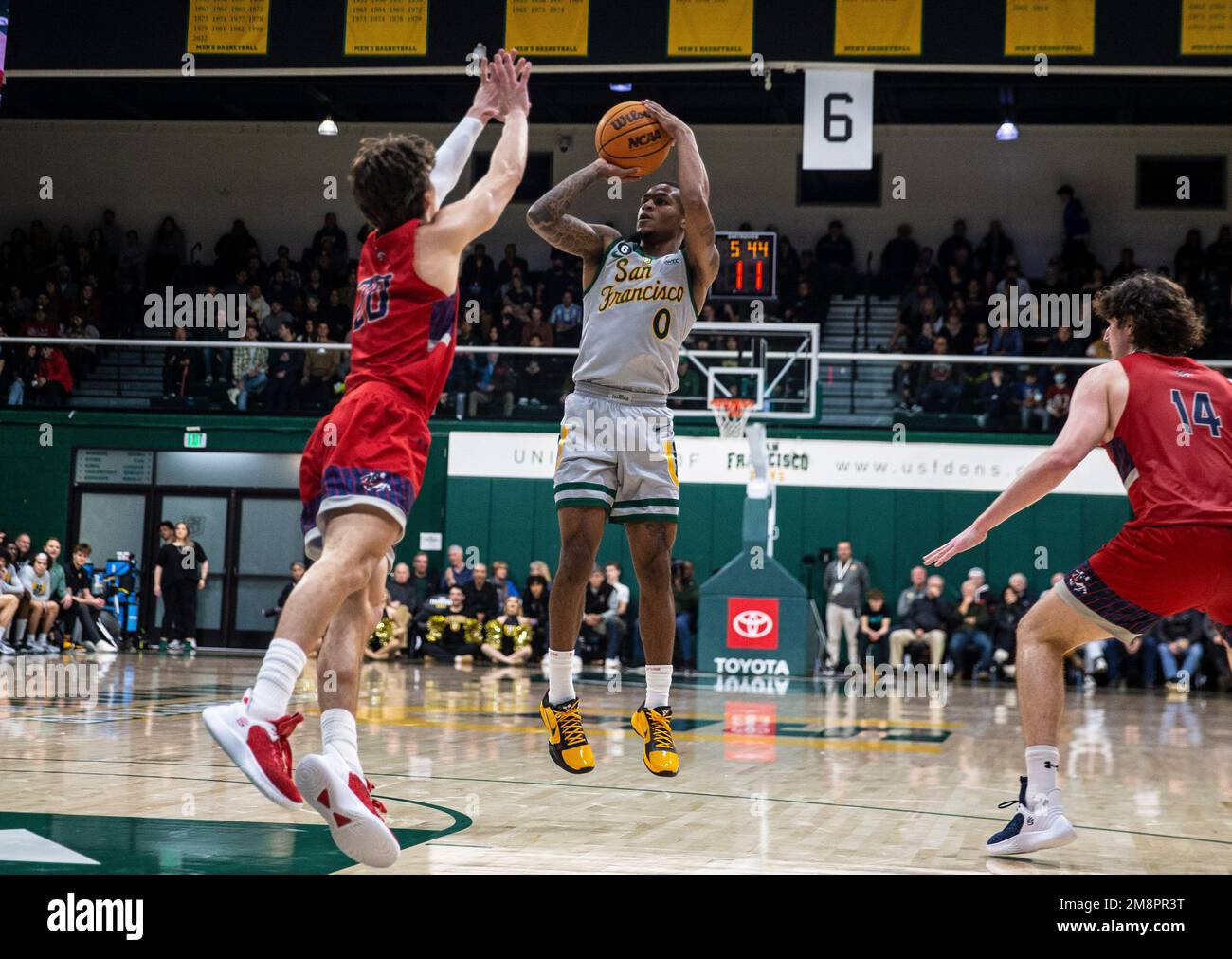 Gennaio 14 2023 Moraga CA, Stati Uniti La guardia di San Francisco Khalil Shabazz (0) spara la palla durante la partita di pallacanestro degli uomini NCAA tra San Francisco Dons e i Saint Mary's Gaels. San Francisco Beat San Francisco 78-61 alla War Memorial Gym San Francisco Calif. Thurman James/CSM Credit: CAL Sport Media/Alamy Live News Foto Stock