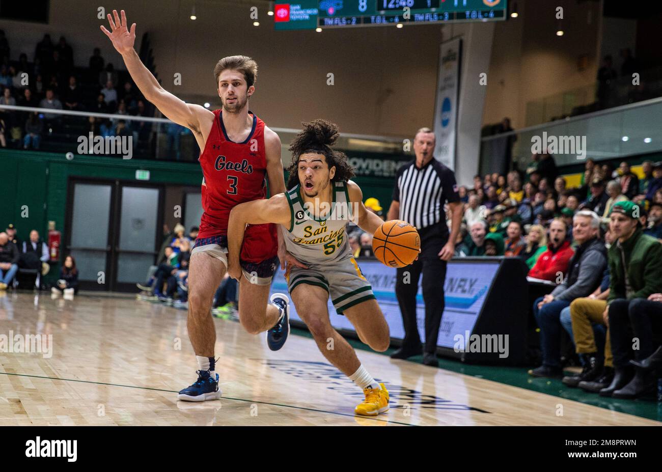 Gennaio 14 2023 Moraga CA, Stati Uniti La guardia di San Francisco Marcus Williams (55) va in campo durante la partita di pallacanestro degli uomini NCAA tra San Francisco Dons e i Saint Mary's Gaels. San Francisco Beat San Francisco 78-61 alla War Memorial Gym San Francisco Calif. Thurman James/CSM Credit: CAL Sport Media/Alamy Live News Foto Stock