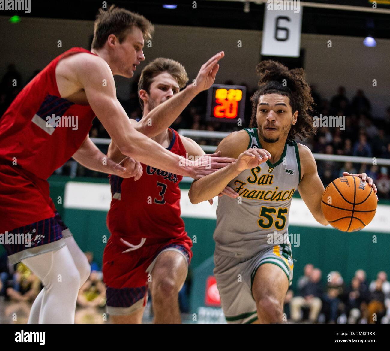 Gennaio 14 2023 Moraga CA, Stati Uniti La guardia di San Francisco Marcus Williams (55) va in campo durante la partita di pallacanestro degli uomini NCAA tra San Francisco Dons e i Saint Mary's Gaels. San Francisco Beat San Francisco 78-61 alla War Memorial Gym San Francisco Calif. Thurman James/CSM Credit: CAL Sport Media/Alamy Live News Foto Stock