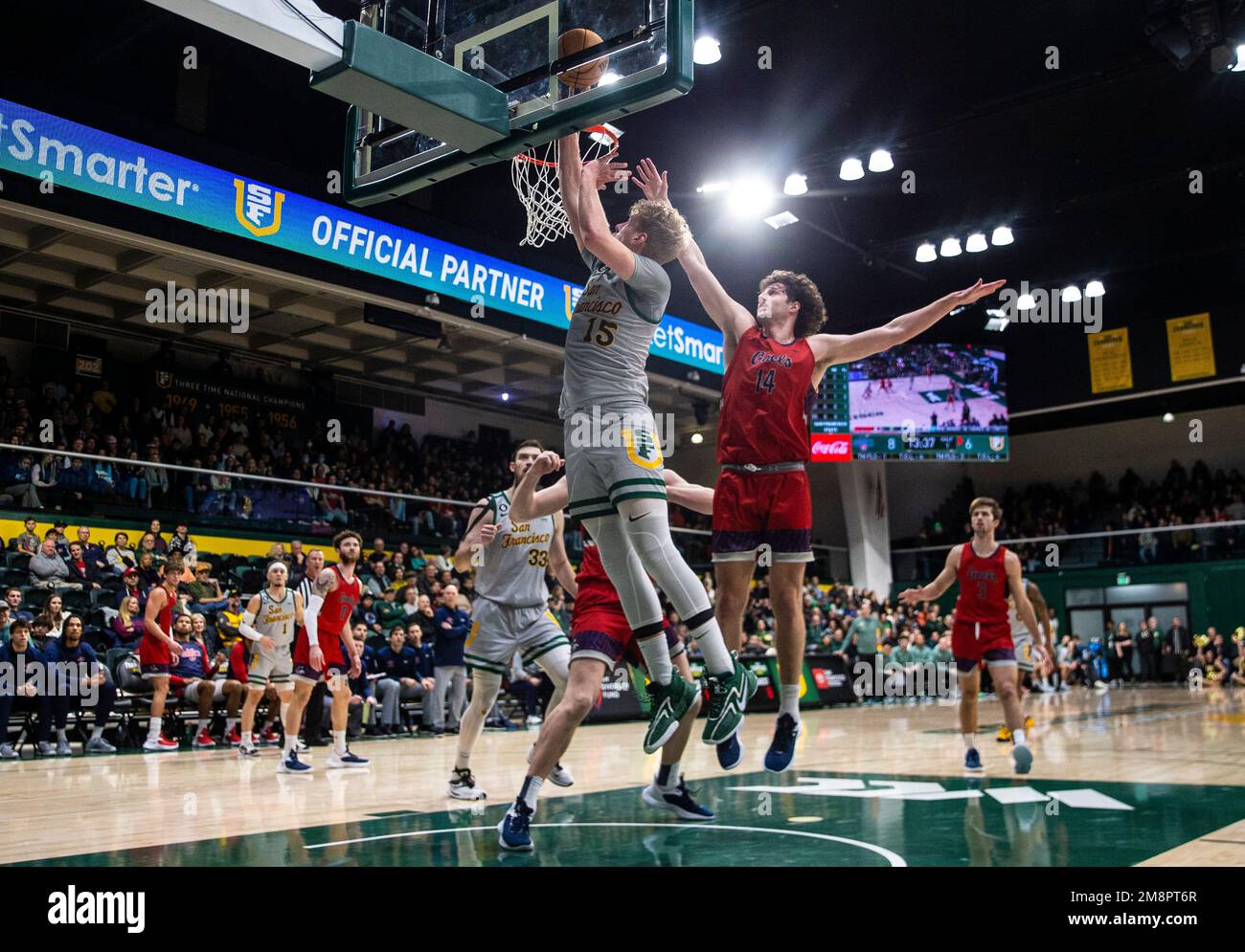 Gennaio 14 2023 Moraga CA, Stati Uniti San Francisco Forward Zane Meeks (15) va al basket durante la partita di pallacanestro degli uomini NCAA tra San Francisco Dons e i Saint Mary's Gaels. San Francisco Beat San Francisco 78-61 alla War Memorial Gym San Francisco Calif. Thurman James/CSM Credit: CAL Sport Media/Alamy Live News Foto Stock