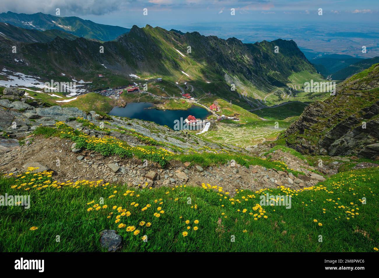 Uno dei più visitati lago e luogo di escursioni nei Carpazi. Lago Balea e chalet sulla riva del lago, Fagaras montagne, Carpazi Foto Stock