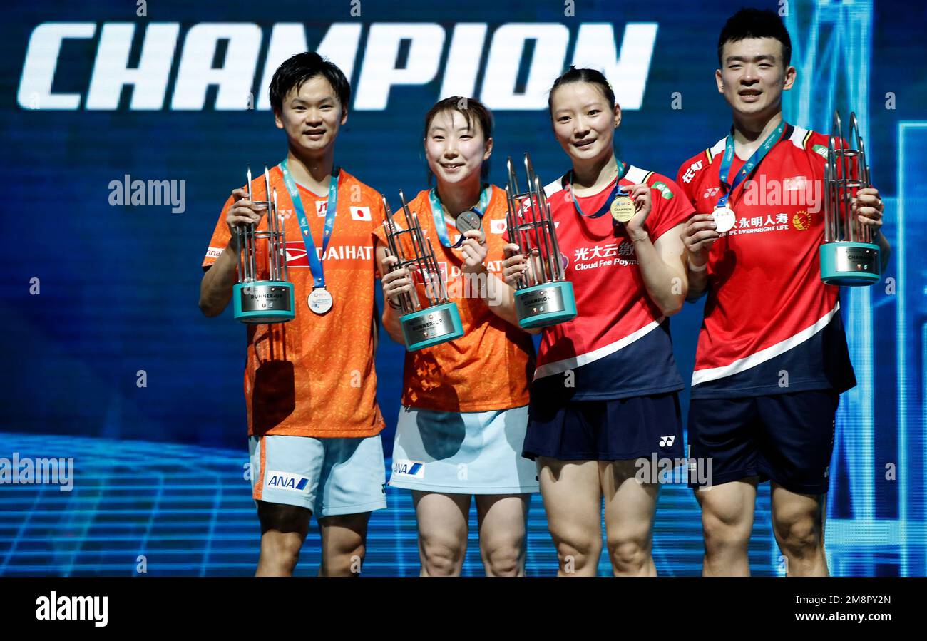 Kuala Lumpur, Malesia. 15th Jan, 2023. Zheng si Wei e Huang Ya Qiong della Cina (R) posano per la foto con le medaglie vincitrici durante la cerimonia di medaglia con Yuta Watanabe e Arisa Higashino del Giappone al secondo posto dopo la partita delle finali miste dei Petronas Malaysia Open 2023 all'Axiata Arena.Zheng si Wei e Huang Ya Qiong della Cina ha vinto con i punteggi; 21/21: $19/11 Credit: SOPA Images Limited/Alamy Live News Foto Stock