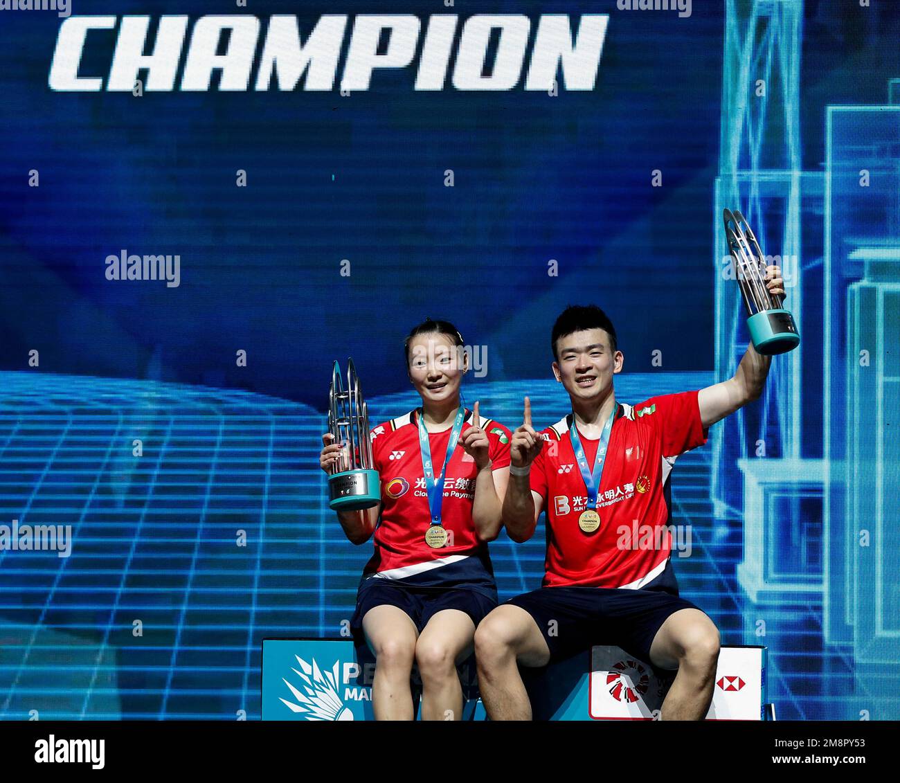 Kuala Lumpur, Malesia. 15th Jan, 2023. Zheng si Wei (R) e Huang Ya Qiong della Cina posano per la foto con le loro medaglie durante la cerimonia di medaglia dopo la partita delle finali miste doppie dei Petronas Malaysia Open 2023 all'Axiata Arena. Zheng si Wei e Huang Ya Qiong della Cina hanno vinto con punteggi; 21/21: 19/11:00 Credit: SOPA Images Limited/Alamy Live News Foto Stock