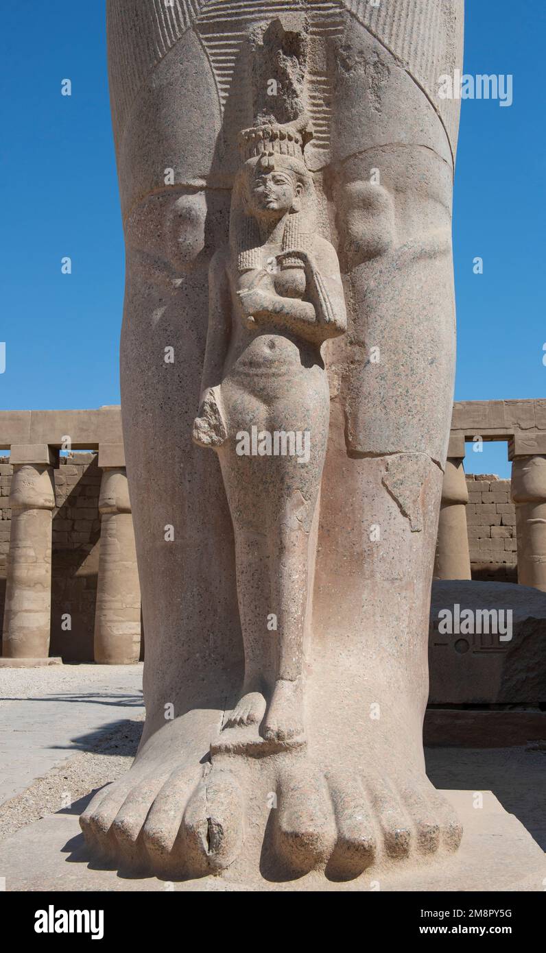 Grande statua della regina Nefertari presso l'antico tempio egiziano di Karnak con Ramses II nel cortile Foto Stock