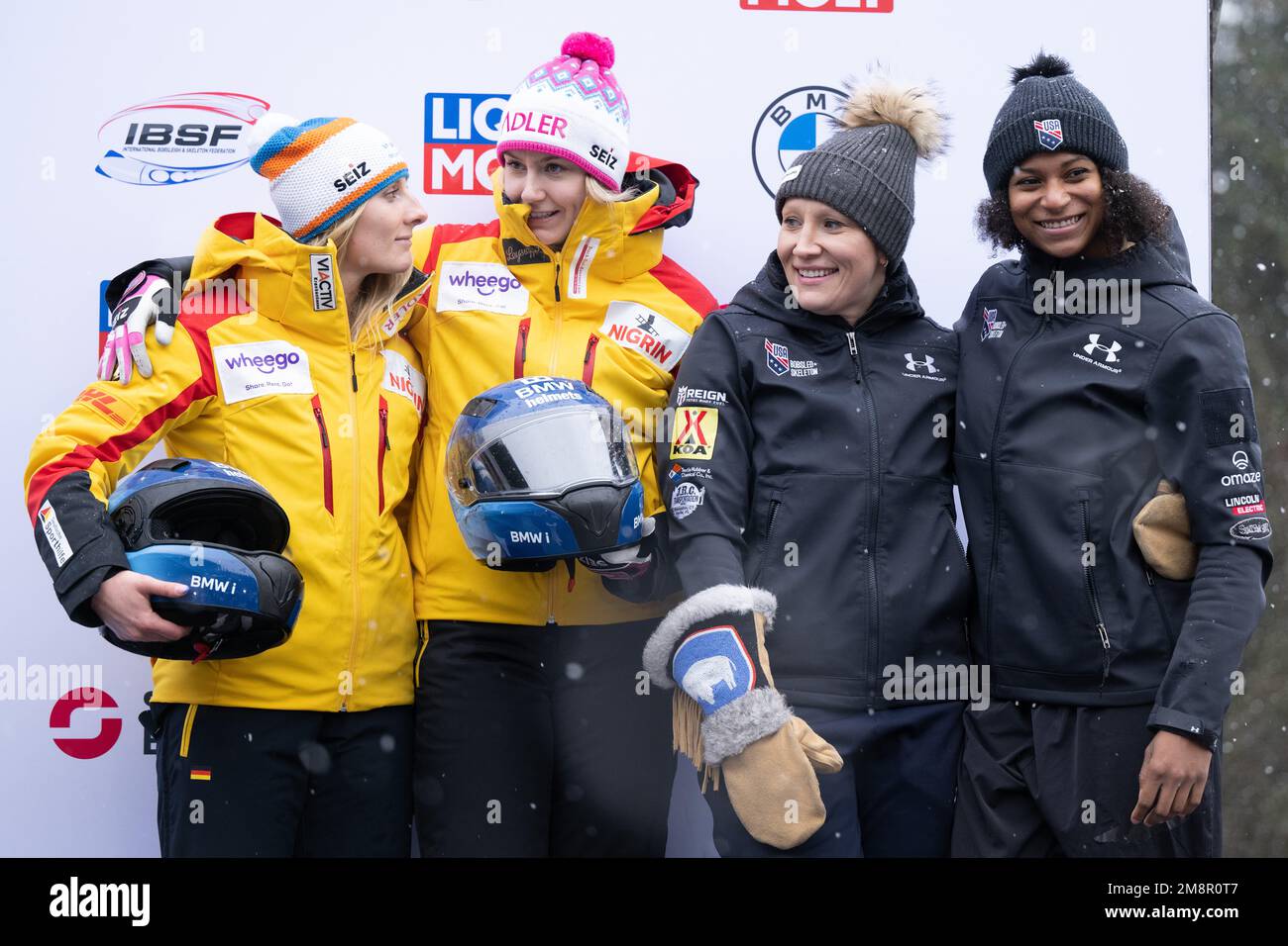 Altenberg, Germania. 15th Jan, 2023. Bob, Coppa del mondo, bobsleigh a due uomini, donne, 2nd run. Lena Neunecker (l-r) e Laura Nolte dalla Germania, nonché Kaillie Humphries e Jasmine Jones dagli Stati Uniti si trovano sul podio durante la cerimonia di premiazione. Credit: Sebastian Kahnert/dpa/Alamy Live News Foto Stock