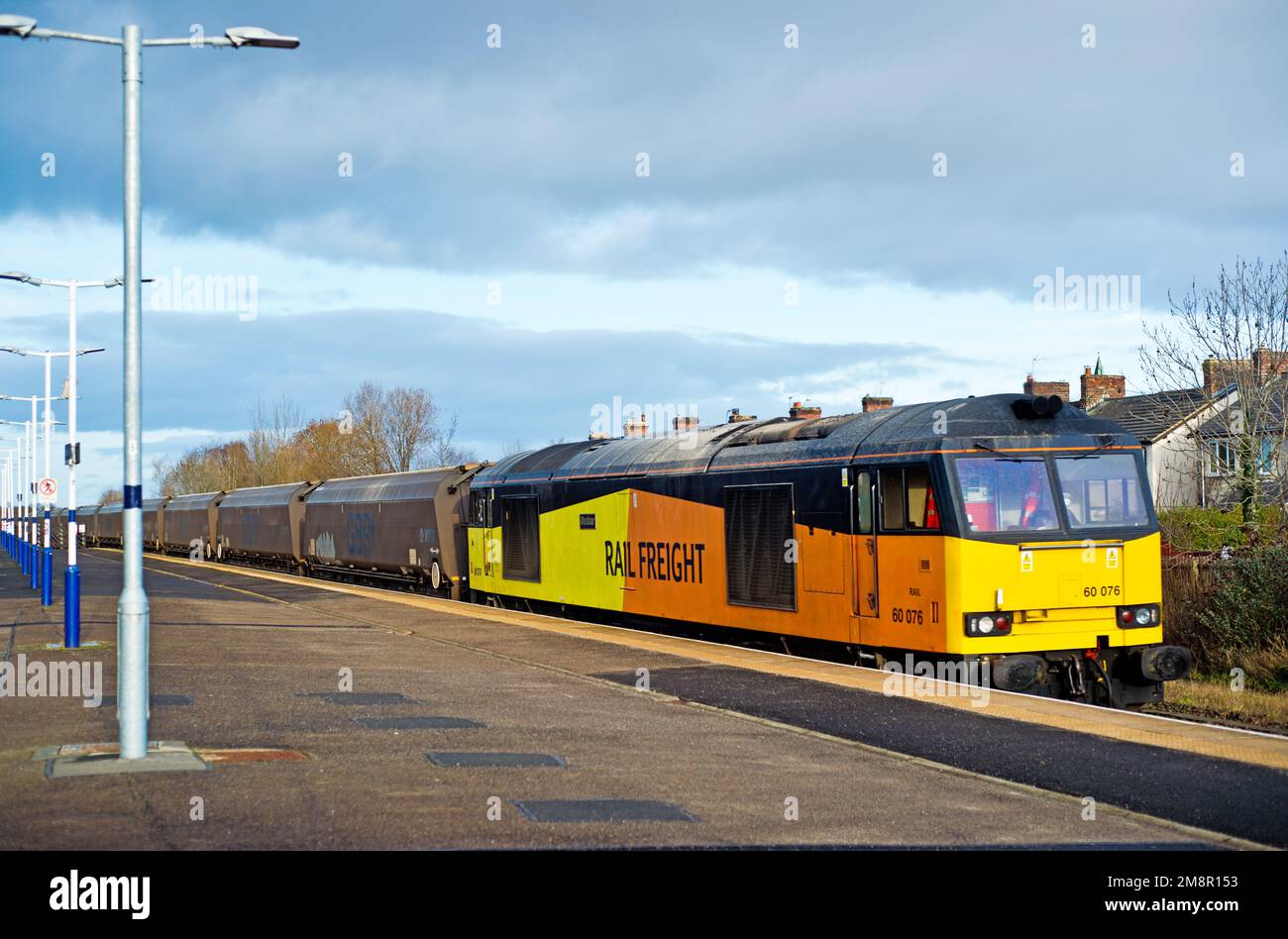 Classe 66076 Dunbar in ex Colas rail Livery il venerdì a Eaglescliffe, Stockton on Tees, Cleveland, Inghilterra, 9th gennaio 2023 Foto Stock