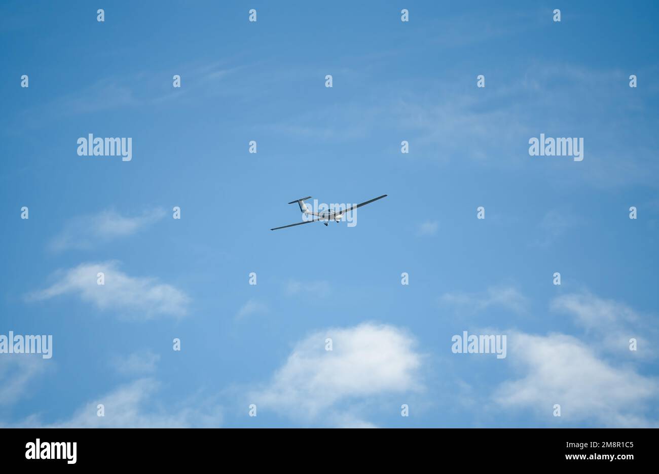 1984 Grob G-109b C-N 6314 un aliante a motore a due posti ad ala bassa che vola in un cielo blu Foto Stock