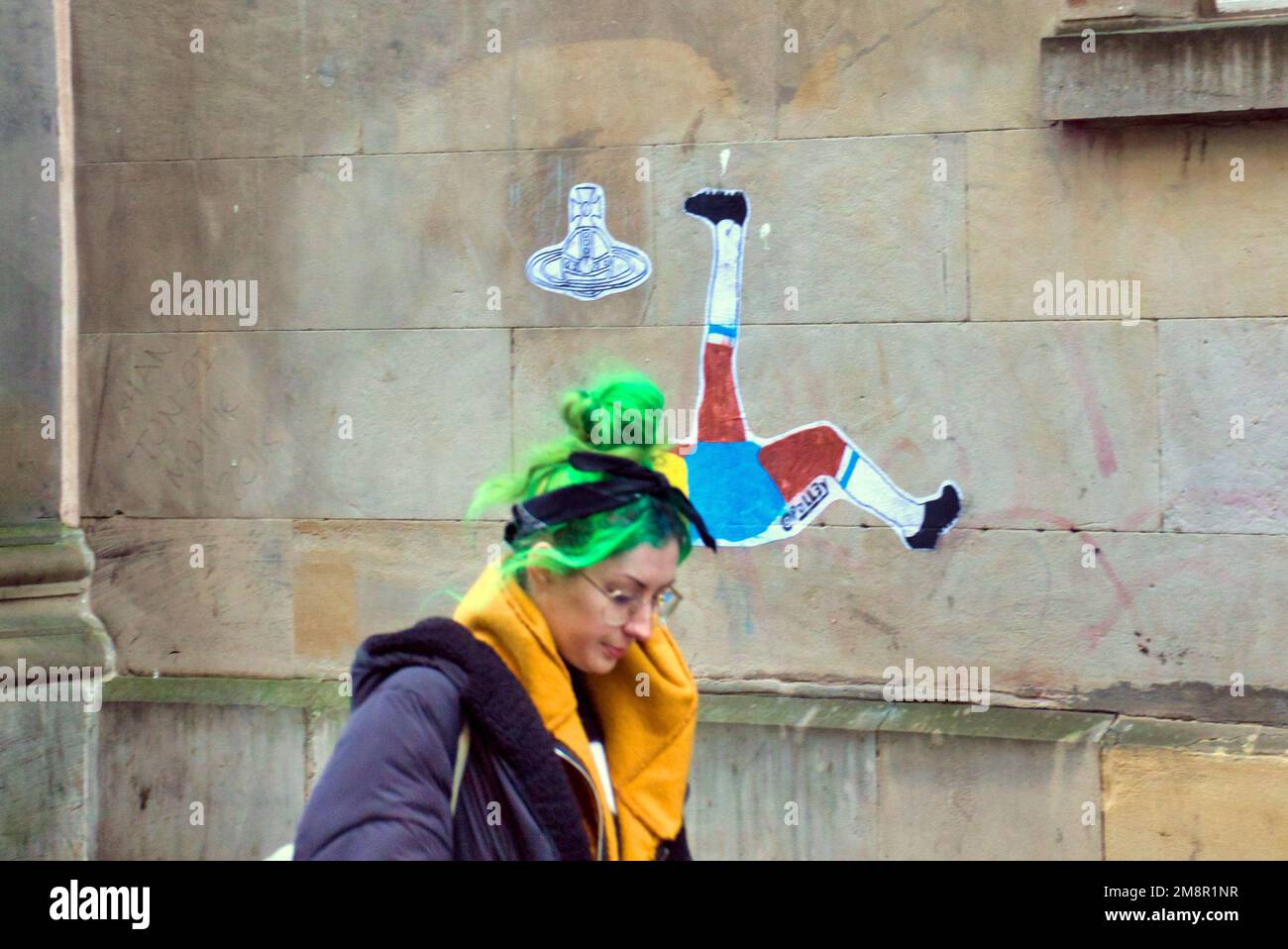 Glasgow, Scozia, Regno Unito 15th gennaio 2023. Il murale commemorativo di Pele e Vivienne Westwood compare sul muro di fronte al suo negozio di Glasgow nella città mercantile e raffigura il suo logo di orb come una palla a testa calciata dal grande uomo. Credit Gerard Ferry/Alamy Live News Foto Stock