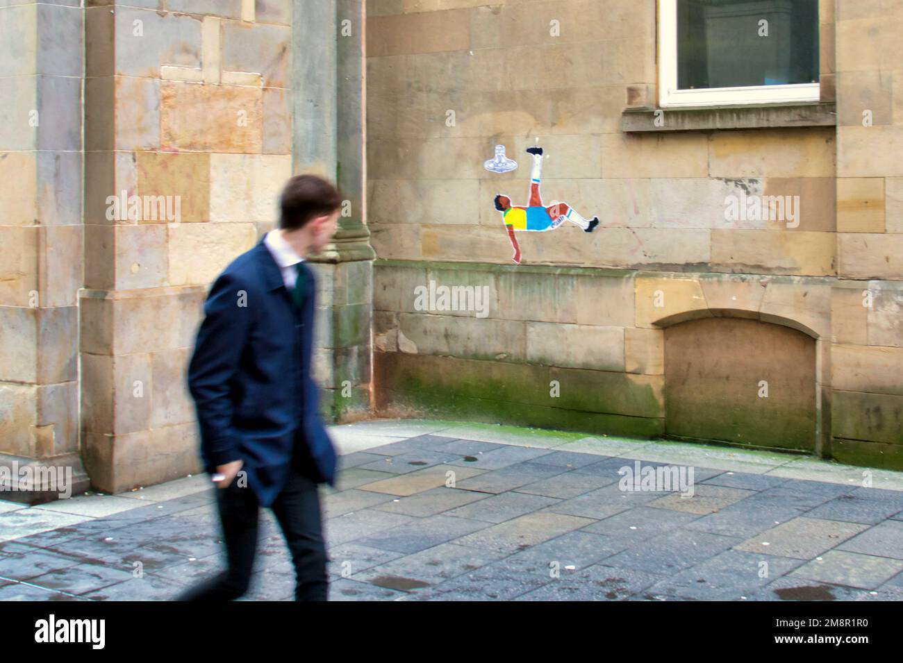 Glasgow, Scozia, Regno Unito 15th gennaio 2023. Il murale commemorativo di Pele e Vivienne Westwood compare sul muro di fronte al suo negozio di Glasgow nella città mercantile e raffigura il suo logo di orb come una palla a testa calciata dal grande uomo. Credit Gerard Ferry/Alamy Live News Foto Stock