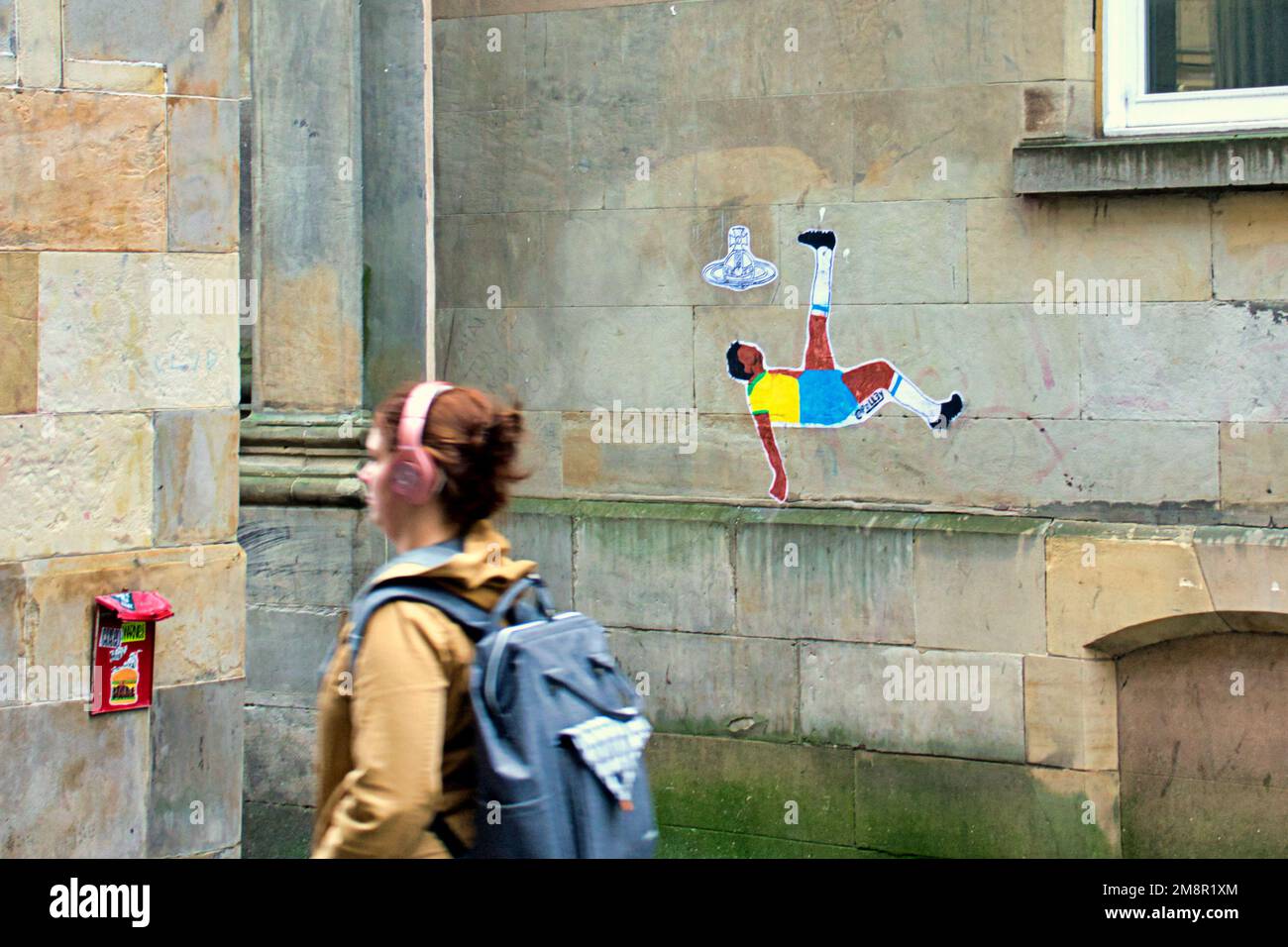 Glasgow, Scozia, Regno Unito 15th gennaio 2023. Il murale commemorativo di Pele e Vivienne Westwood compare sul muro di fronte al suo negozio di Glasgow nella città mercantile e raffigura il suo logo di orb come una palla a testa calciata dal grande uomo. Credit Gerard Ferry/Alamy Live News Foto Stock