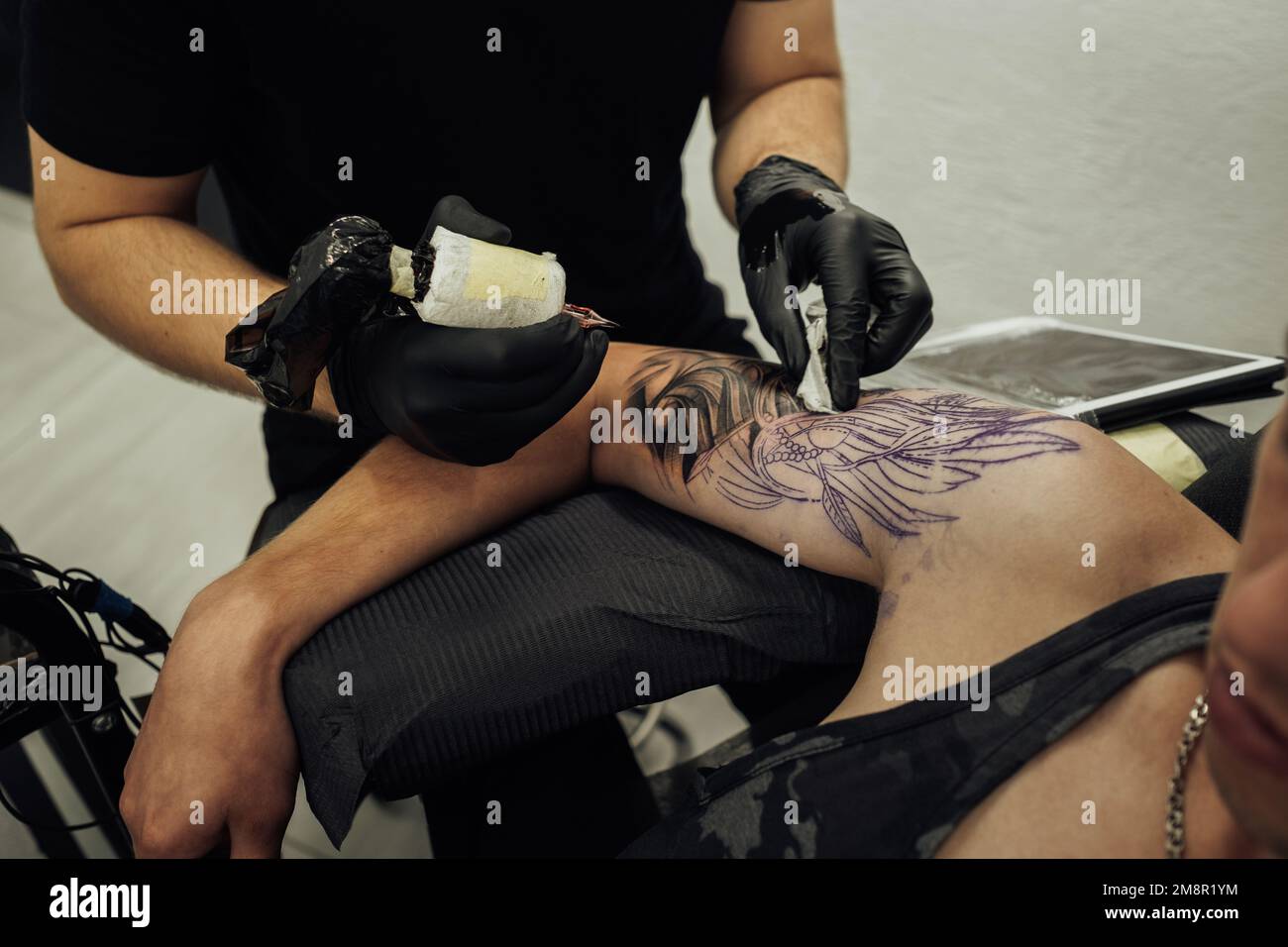 Maschio Tattoo artista disegna sul cliente Skin, creando Tattoo processo Foto Stock