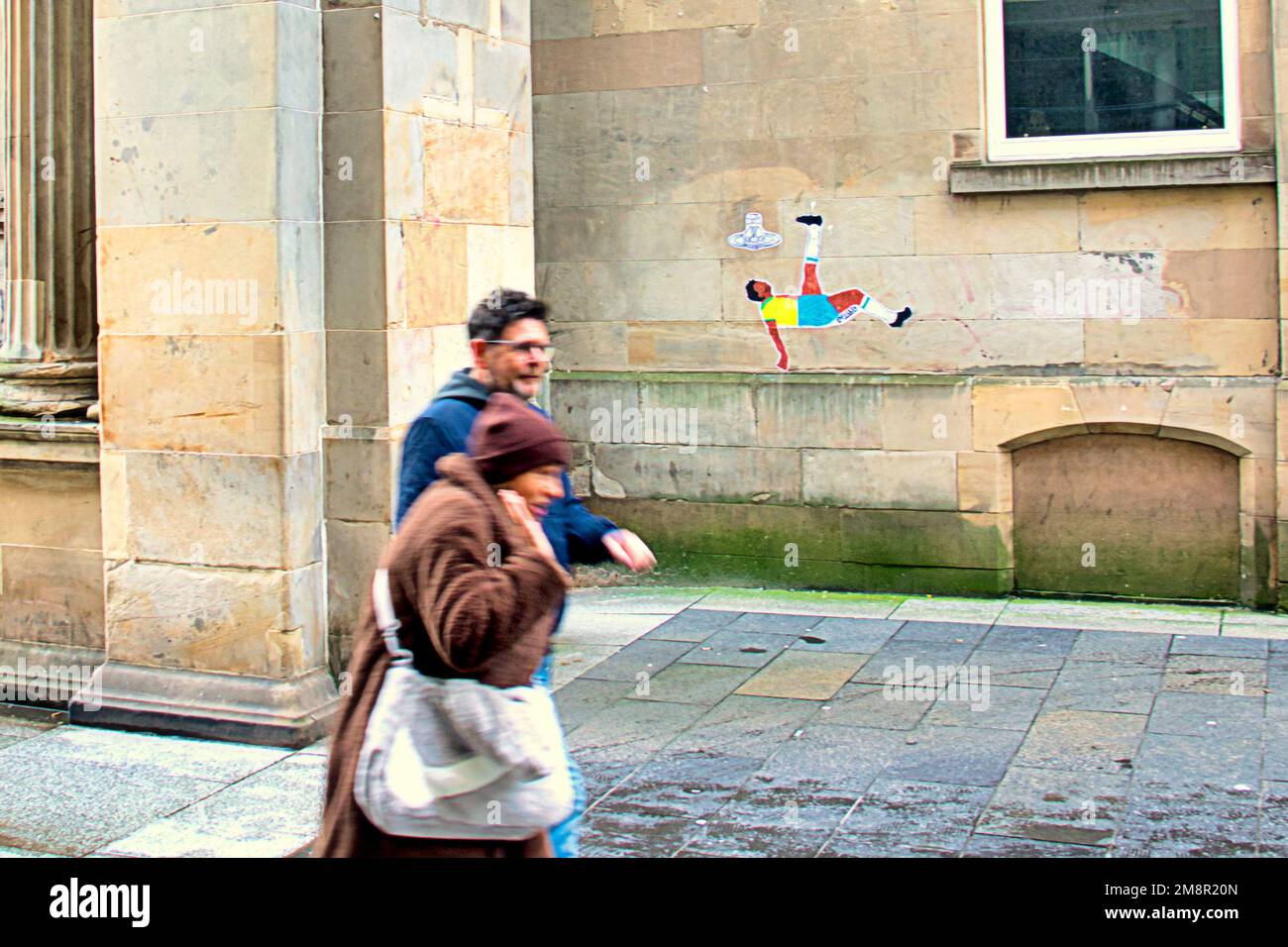 Glasgow, Scozia, Regno Unito 15th gennaio 2023. Il murale commemorativo di Pele e Vivienne Westwood compare sul muro di fronte al suo negozio di Glasgow nella città mercantile e raffigura il suo logo di orb come una palla a testa calciata dal grande uomo. Credit Gerard Ferry/Alamy Live News Foto Stock
