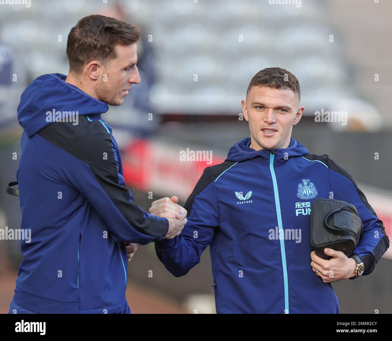 Newcastle, Regno Unito. 15th Jan, 2023. Chris Wood #20 di Newcastle United e Kieran Trippier #2 di Newcastle United stringono le mani quando arrivano davanti alla partita della Premier League Newcastle United vs Fulham a St. James's Park, Newcastle, Regno Unito, 15th gennaio 2023 (Photo by Mark Cosgrove/News Images) a Newcastle, Regno Unito, il 1/15/2023. (Foto di Mark Cosgrove/News Images/Sipa USA) Credit: Sipa USA/Alamy Live News Foto Stock