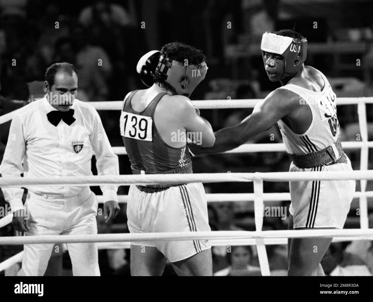 GIOCHI OLIMPICI ESTIVI A LOS ANGELES 1984 PUGILATO Francesco Damiani Italia e Tyrell Biggs in +91 kg Foto Stock