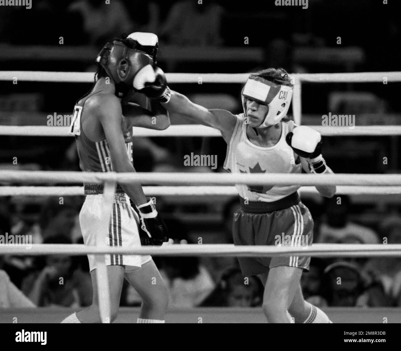 GIOCHI ESTIVI OLIMPICI A LOS ANGELES 1984 BOXINGDale Walters Canada aginst Hector Lopez Messico in 54 kg negativ 31000 Foto Stock