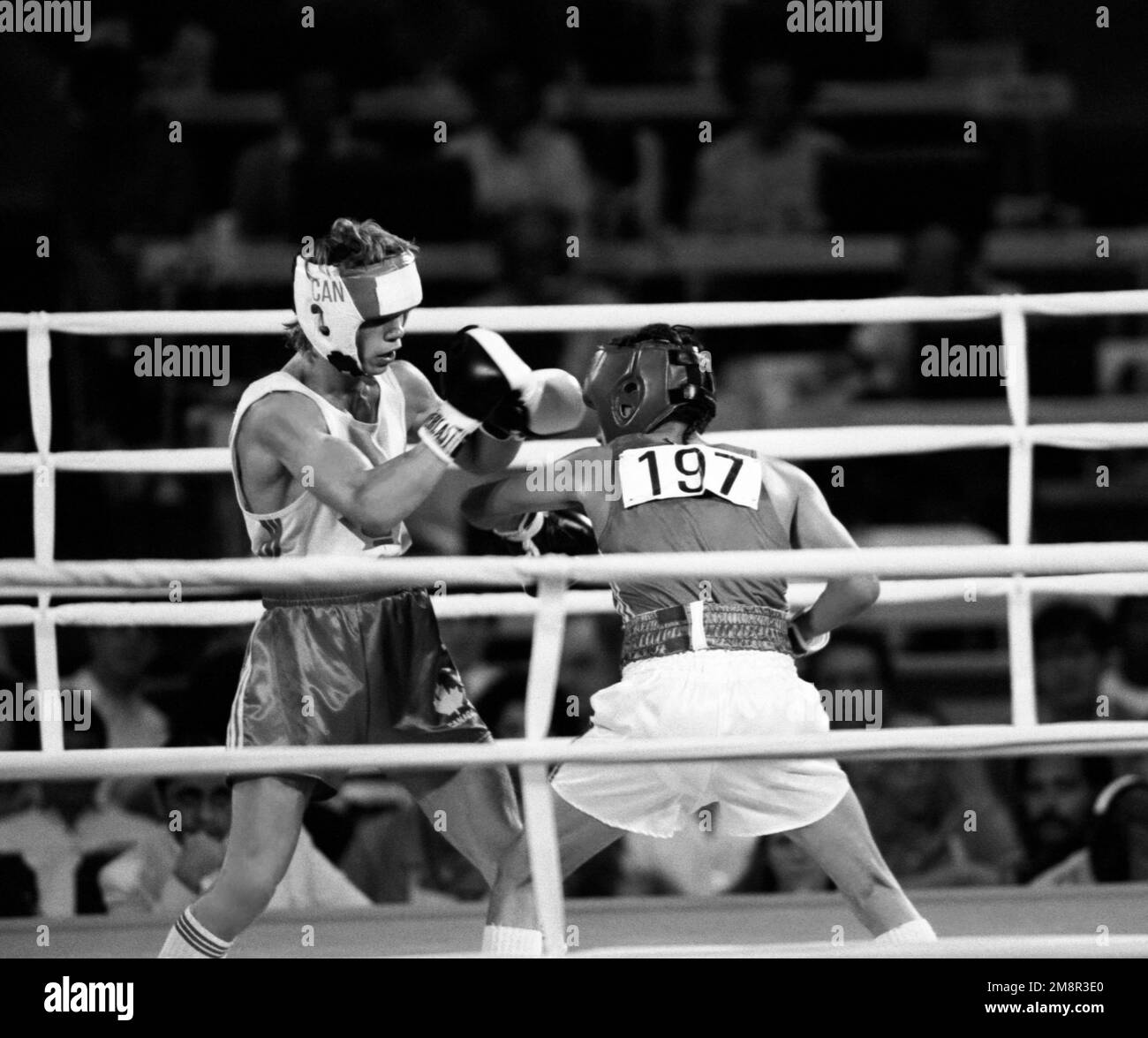 GIOCHI OLIMPICI ESTIVI A LOS ANGELES 1984 BOXINGDale Walters Canada contro Hector Lopez Messico in 54 kg Foto Stock