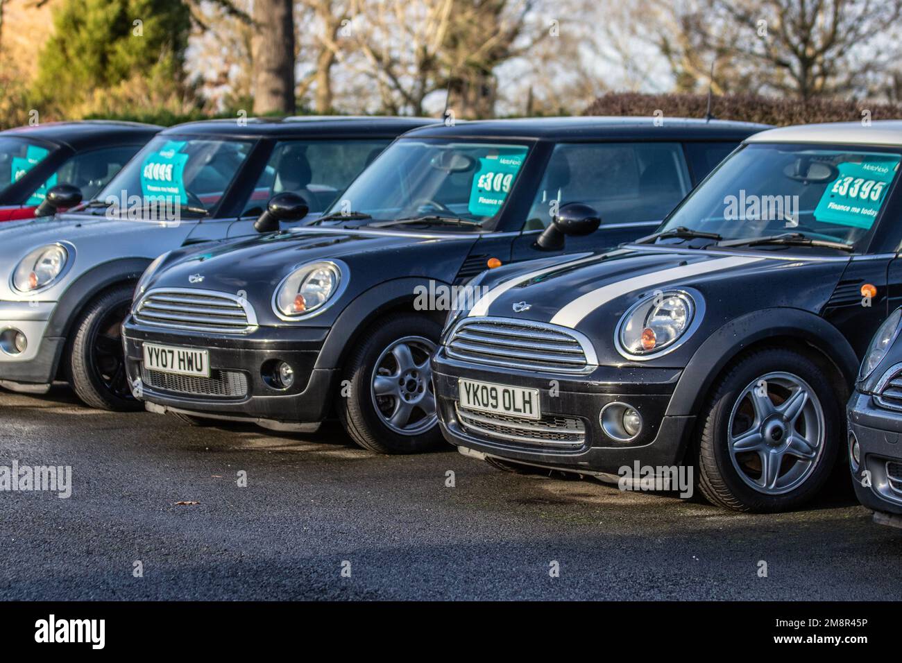 2009 Black MINI Cooper. Garage Forecourt vendita a prezzi di seconda mano minis a Barton Grange, Lancashire, Regno Unito Foto Stock