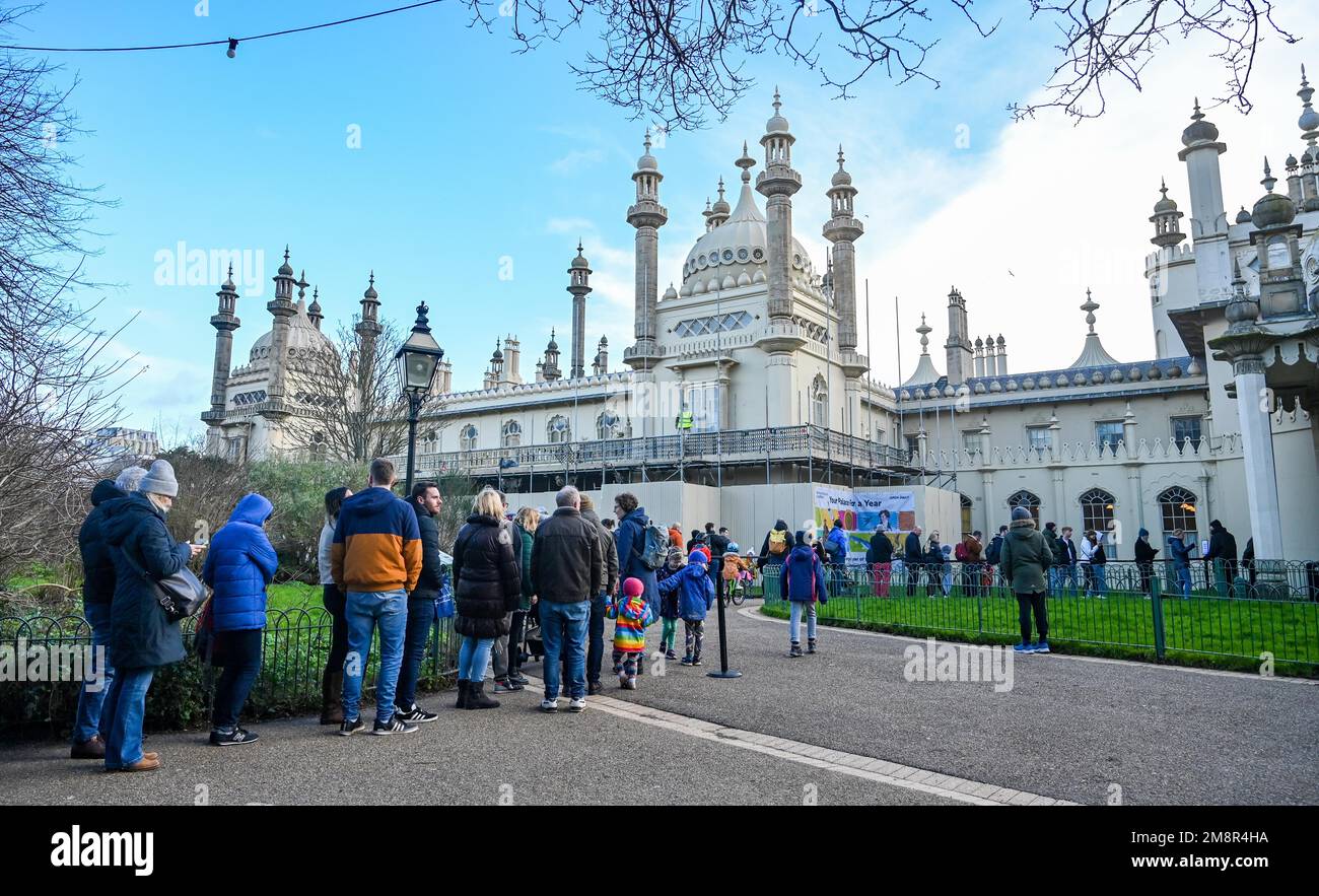 Brighton UK 15th gennaio 2023 - una grande folla fa la coda per arrivare al Royal Pavilion di Brighton oggi come parte del loro evento gratuito del fine settimana . I visitatori possono accedere gratuitamente al Royal Pavilion e al Museo e Galleria d'Arte di Brighton solo per questo fine settimana. . : Credit Simon Dack / Alamy Live News Foto Stock Brighton UK 15th gennaio 2023 - una grande folla fa la coda per arrivare al Royal Pavilion di Brighton oggi come parte del loro evento gratuito del fine settimana . I visitatori possono accedere gratuitamente al Royal Pavilion e al Museo e Galleria d'Arte di Brighton solo per questo fine settimana. . : Credit Simon Dack / Alamy Live News Foto Stock