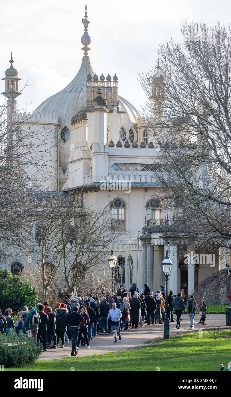 Brighton UK 15th gennaio 2023 - una grande folla fa la coda per arrivare al Royal Pavilion di Brighton oggi come parte del loro evento gratuito del fine settimana . I visitatori possono accedere gratuitamente al Royal Pavilion e al Museo e Galleria d'Arte di Brighton solo per questo fine settimana. . : Credit Simon Dack / Alamy Live News Foto Stock Brighton UK 15th gennaio 2023 - una grande folla fa la coda per arrivare al Royal Pavilion di Brighton oggi come parte del loro evento gratuito del fine settimana . I visitatori possono accedere gratuitamente al Royal Pavilion e al Museo e Galleria d'Arte di Brighton solo per questo fine settimana. . : Credit Simon Dack / Alamy Live News Foto Stock