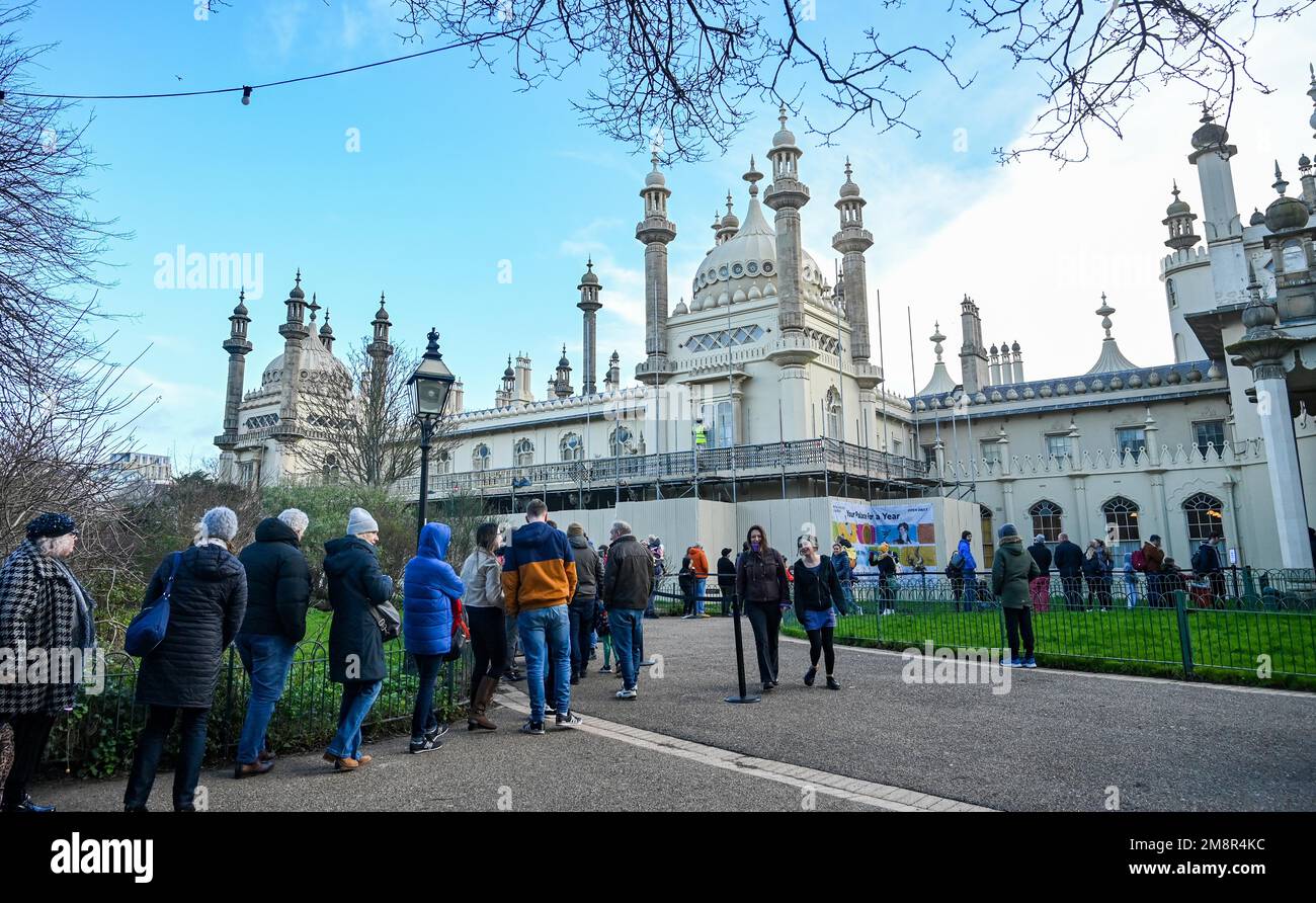 Brighton UK 15th gennaio 2023 - una grande folla fa la coda per arrivare al Royal Pavilion di Brighton oggi come parte del loro evento gratuito del fine settimana . I visitatori possono accedere gratuitamente al Royal Pavilion e al Museo e Galleria d'Arte di Brighton solo per questo fine settimana. . : Credit Simon Dack / Alamy Live News Foto Stock Brighton UK 15th gennaio 2023 - una grande folla fa la coda per arrivare al Royal Pavilion di Brighton oggi come parte del loro evento gratuito del fine settimana . I visitatori possono accedere gratuitamente al Royal Pavilion e al Museo e Galleria d'Arte di Brighton solo per questo fine settimana. . : Credit Simon Dack / Alamy Live News Foto Stock