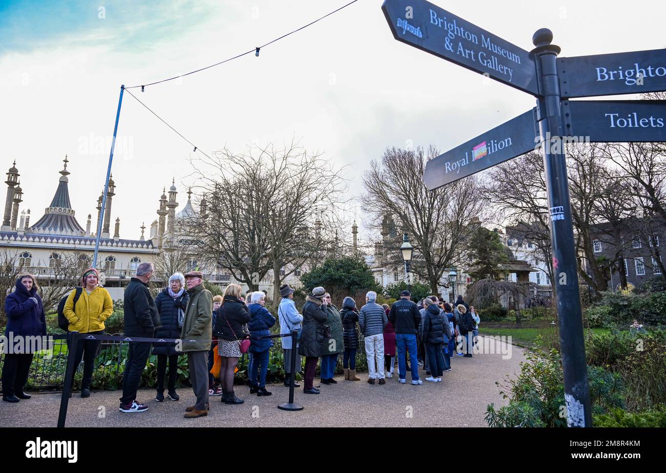 Brighton UK 15th gennaio 2023 - una grande folla fa la coda per arrivare al Royal Pavilion di Brighton oggi come parte del loro evento gratuito del fine settimana . I visitatori possono accedere gratuitamente al Royal Pavilion e al Museo e Galleria d'Arte di Brighton solo per questo fine settimana. . : Credit Simon Dack / Alamy Live News Foto Stock Brighton UK 15th gennaio 2023 - una grande folla fa la coda per arrivare al Royal Pavilion di Brighton oggi come parte del loro evento gratuito del fine settimana . I visitatori possono accedere gratuitamente al Royal Pavilion e al Museo e Galleria d'Arte di Brighton solo per questo fine settimana. . : Credit Simon Dack / Alamy Live News Foto Stock