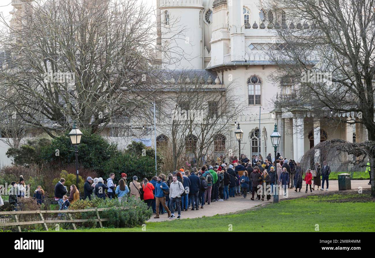 Brighton UK 15th gennaio 2023 - una grande folla fa la coda per arrivare al Royal Pavilion di Brighton oggi come parte del loro evento gratuito del fine settimana . I visitatori possono accedere gratuitamente al Royal Pavilion e al Museo e Galleria d'Arte di Brighton solo per questo fine settimana. . : Credit Simon Dack / Alamy Live News Foto Stock Brighton UK 15th gennaio 2023 - una grande folla fa la coda per arrivare al Royal Pavilion di Brighton oggi come parte del loro evento gratuito del fine settimana . I visitatori possono accedere gratuitamente al Royal Pavilion e al Museo e Galleria d'Arte di Brighton solo per questo fine settimana. . : Credit Simon Dack / Alamy Live News Foto Stock