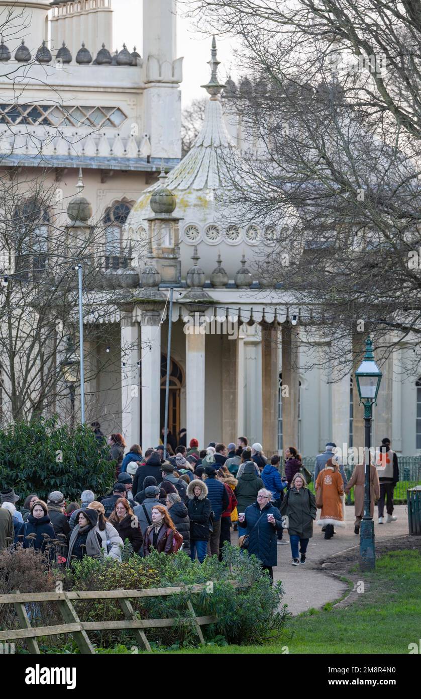 Brighton UK 15th gennaio 2023 - una grande folla fa la coda per arrivare al Royal Pavilion di Brighton oggi come parte del loro evento gratuito del fine settimana . I visitatori possono accedere gratuitamente al Royal Pavilion e al Museo e Galleria d'Arte di Brighton solo per questo fine settimana. . : Credit Simon Dack / Alamy Live News Foto Stock Brighton UK 15th gennaio 2023 - una grande folla fa la coda per arrivare al Royal Pavilion di Brighton oggi come parte del loro evento gratuito del fine settimana . I visitatori possono accedere gratuitamente al Royal Pavilion e al Museo e Galleria d'Arte di Brighton solo per questo fine settimana. . : Credit Simon Dack / Alamy Live News Foto Stock