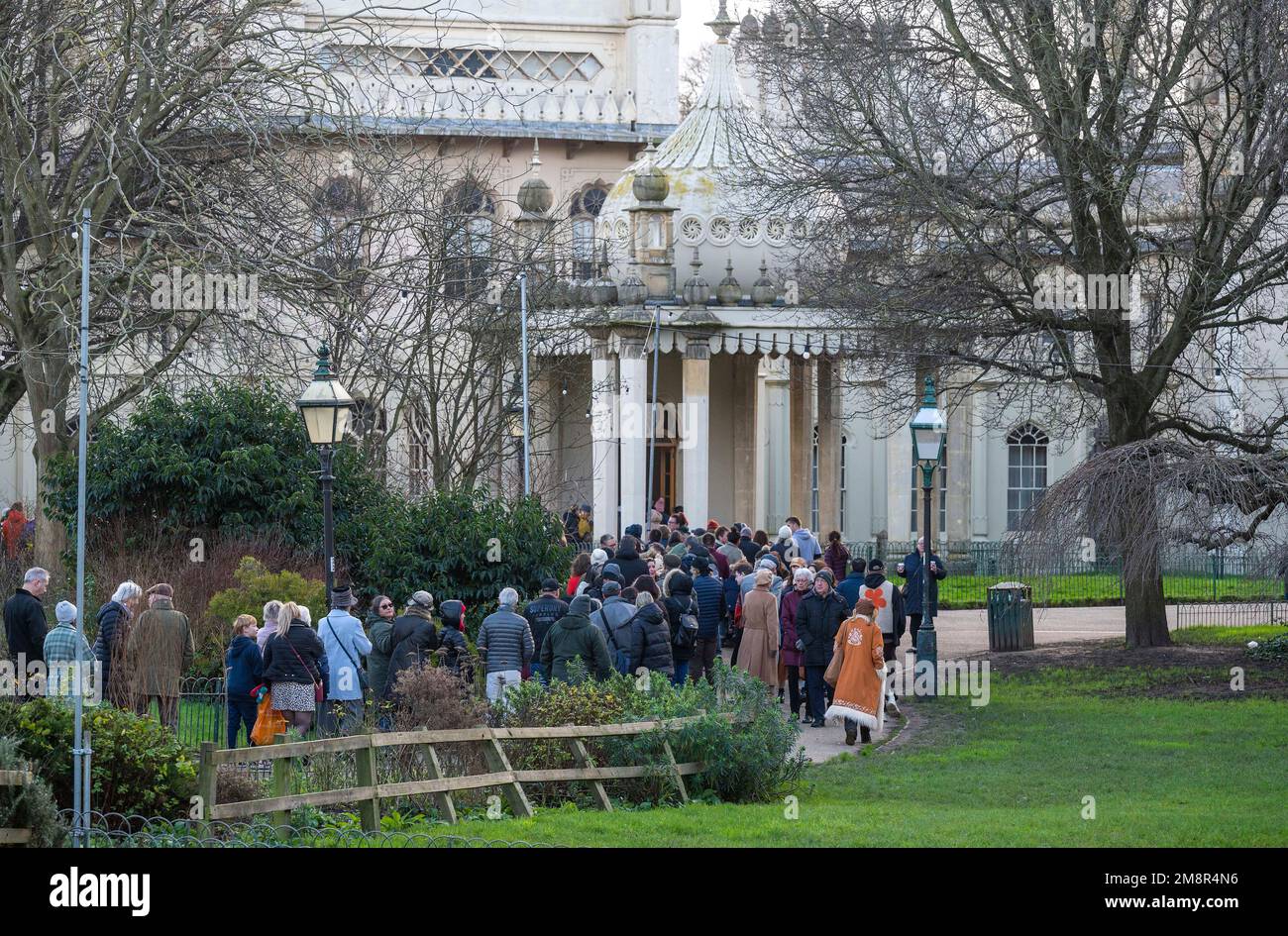 Brighton UK 15th gennaio 2023 - una grande folla fa la coda per arrivare al Royal Pavilion di Brighton oggi come parte del loro evento gratuito del fine settimana . I visitatori possono accedere gratuitamente al Royal Pavilion e al Museo e Galleria d'Arte di Brighton solo per questo fine settimana. . : Credit Simon Dack / Alamy Live News Foto Stock Brighton UK 15th gennaio 2023 - una grande folla fa la coda per arrivare al Royal Pavilion di Brighton oggi come parte del loro evento gratuito del fine settimana . I visitatori possono accedere gratuitamente al Royal Pavilion e al Museo e Galleria d'Arte di Brighton solo per questo fine settimana. . : Credit Simon Dack / Alamy Live News Foto Stock
