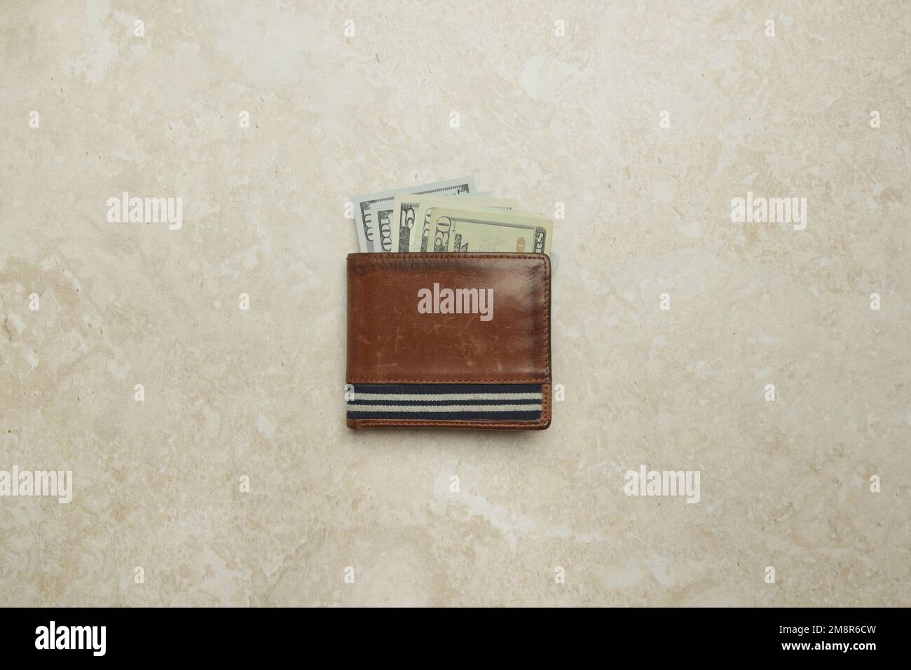 Portafoglio con banconote in dollari. Pianificazione del budget domestico. Concetto di costo della vita e inflazione crisi finanziaria. Foto Stock