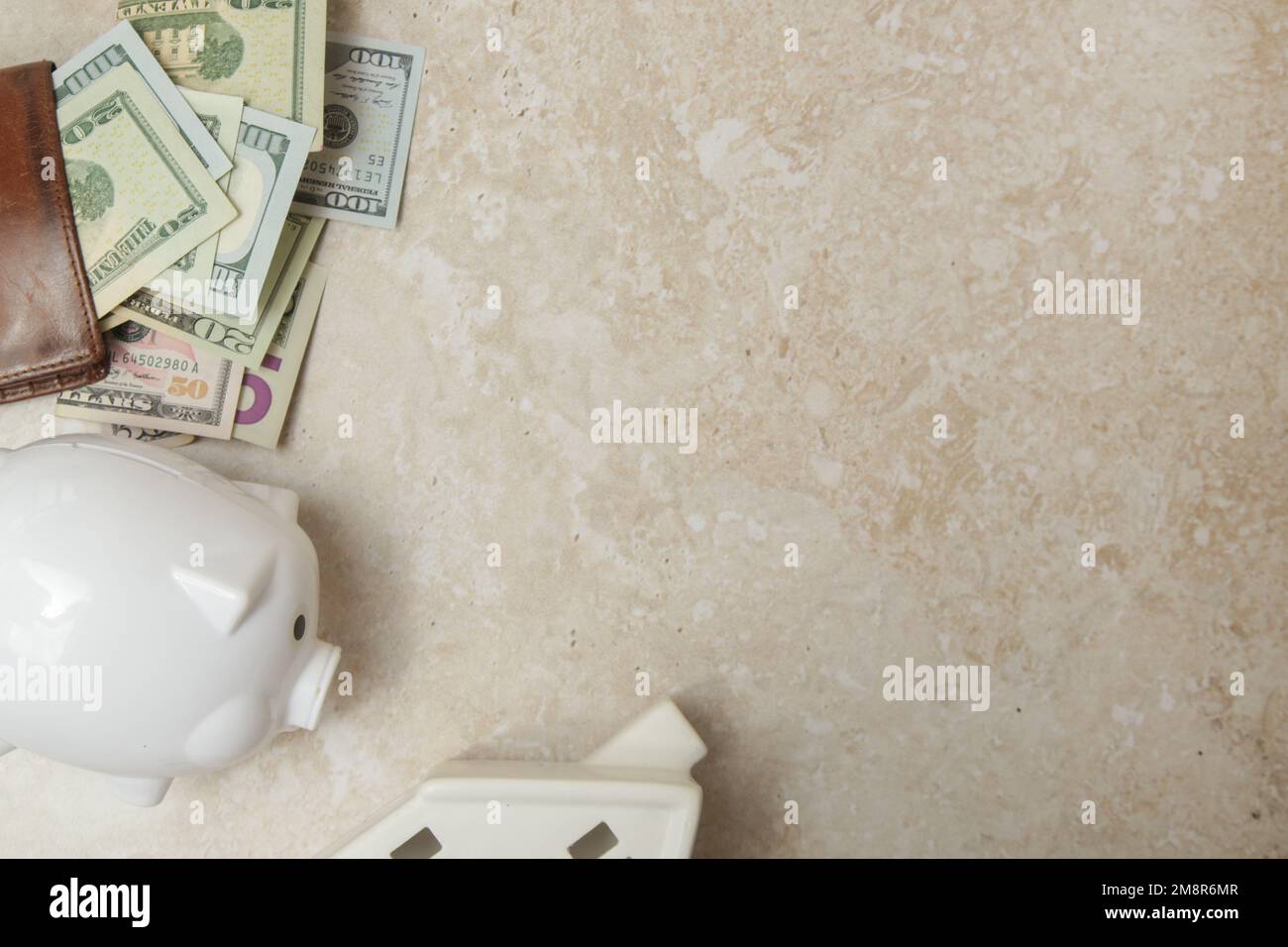 Pianificazione del budget domestico. Costo della vita. Concetto di inflazione. Concetto di risparmio di denaro per l'acquisto di nuova casa. Piggy bank, portafoglio con banconote in dollari e mese Foto Stock