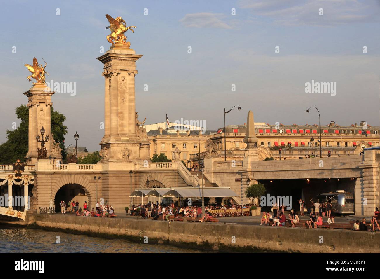 Pont Alexandre III Pégase tenu par la 'Renommée de la Guerre' par Léopold Steiner et 'la renommée au Combat' par Pierre Granet. Fermeture des berges. Foto Stock
