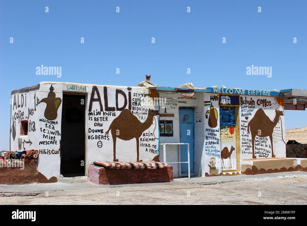 Bedouin Coffee Shop sulla Kings Highway che si affaccia su Wadi Mujib, Giordania Foto Stock