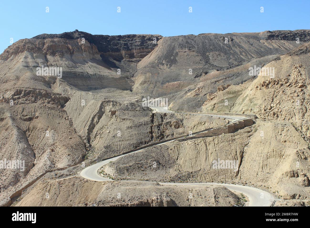 Jordan - strada desertica tortuosa della Kings Highway che scende nel canyon di Wadi Mujib Foto Stock