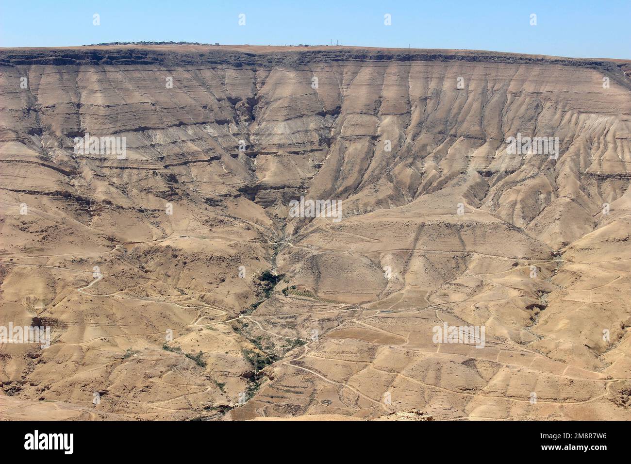 Strati sedimentari di roccia sul bordo del canyon di Wadi Mujib, Giordania Foto Stock