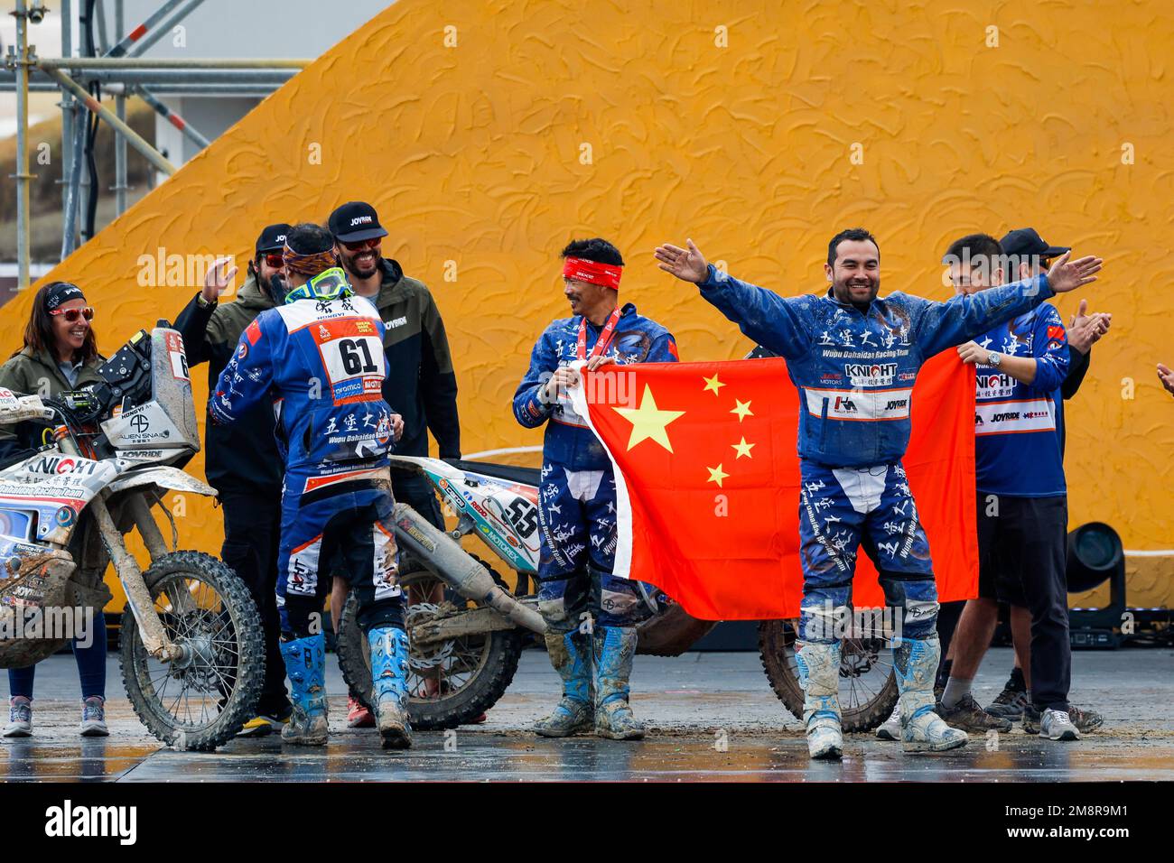 Damman, Arabia Saudita. 15th Jan, 2023. HONGYI Zhao (chn),Wu pu da Hai Dao Rally Team, Moto, ZAKER Yakp (chn), Wu pu da Hai Dao Rally Team, KTM, Moto, ritratto durante il Podium Finish della Dakar 2023 a Damman, il 15 gennaio 2023 a Damman, Arabia Saudita - Foto Julien Delfosse / DPPI Credit: DPPI Media/Alamy Live News Foto Stock