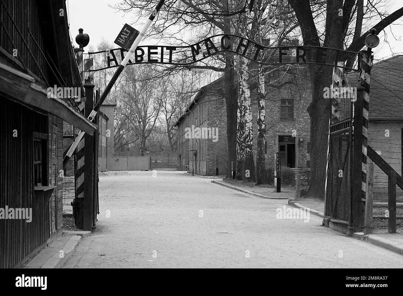 Le famigerate porte del campo di concentramento nazista di Auschwitz in Polonia Foto Stock