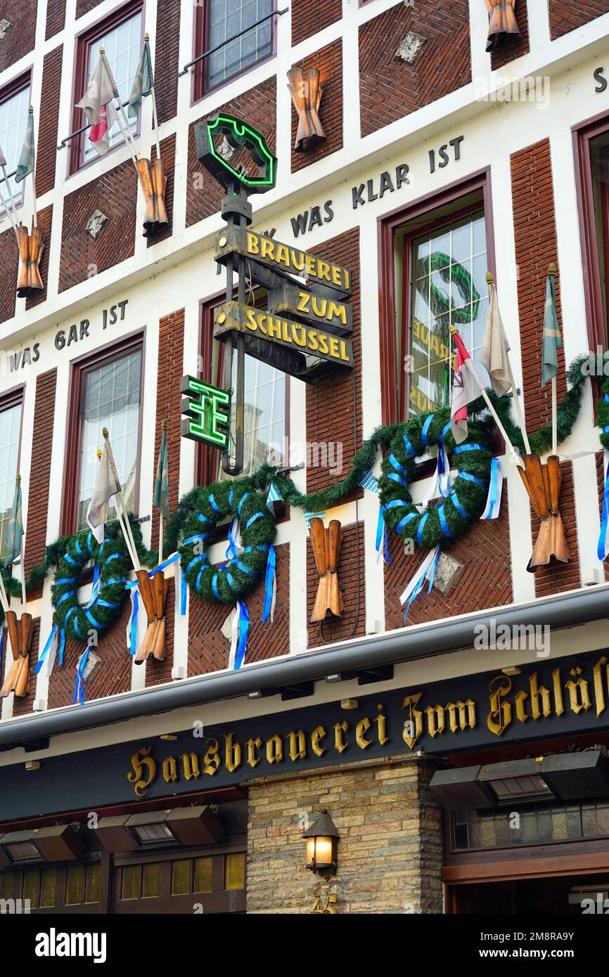 La tradizionale birreria artigianale a conduzione familiare Zum Schlüssel si trova nel centro storico di Düsseldorf/Germania, un'area turistica molto popolare. Foto Stock
