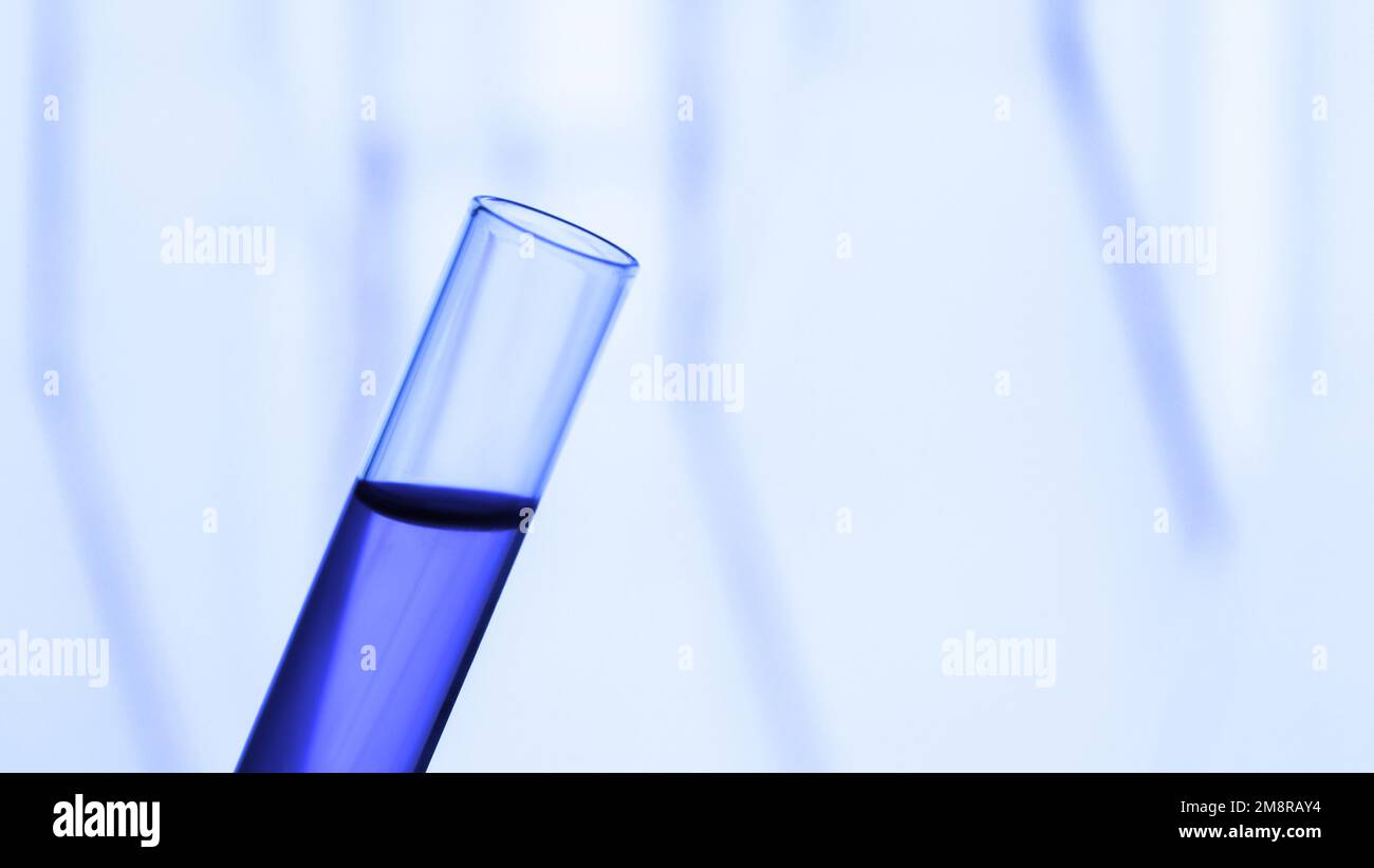 attrezzature di laboratorio. Provetta. Fiala con liquido blu. Laboratorio. Foto Stock