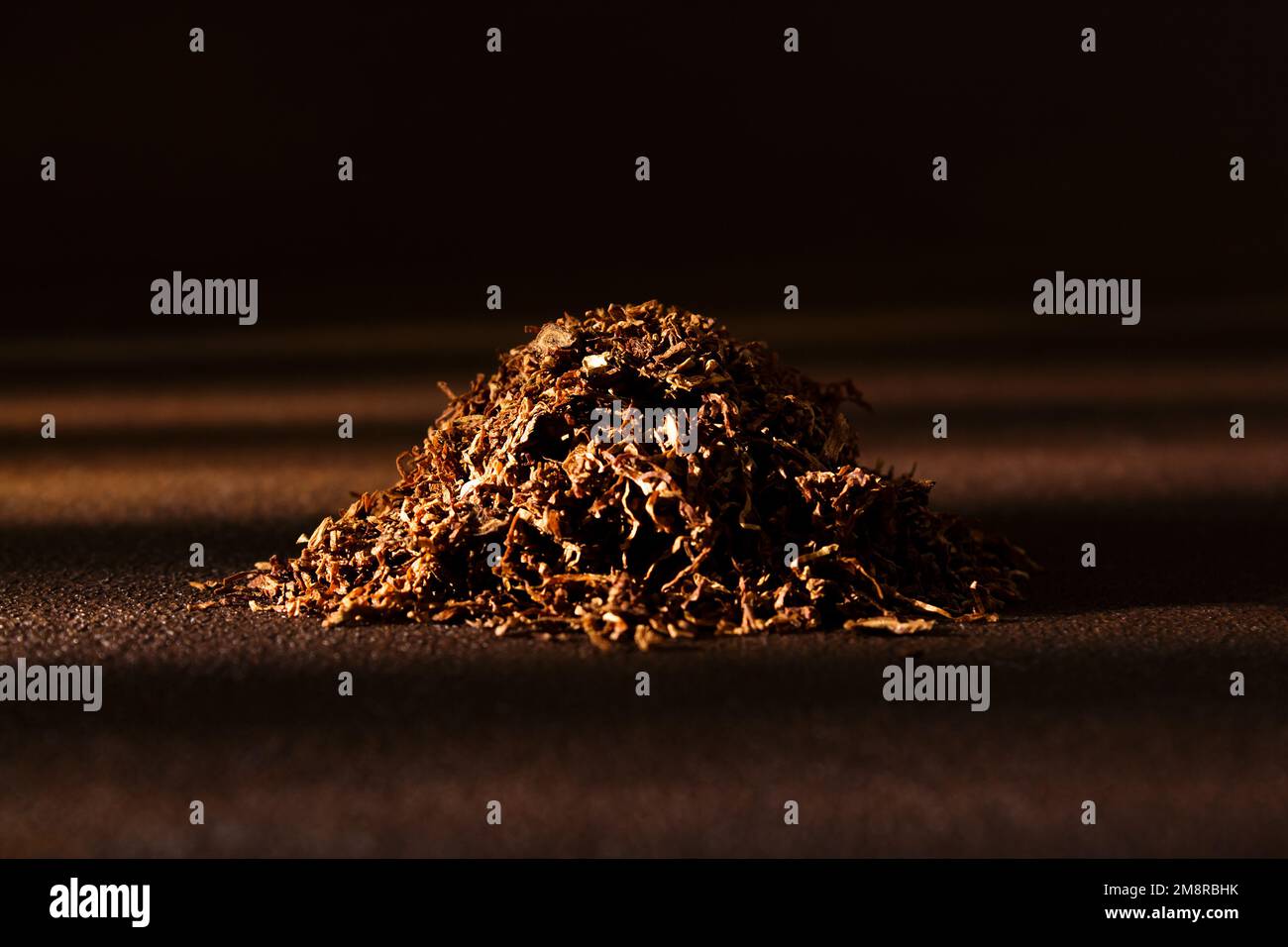 Struttura del tabacco. Tabacco tagliato a secco di alta qualità foglia grande, macro primo piano. Foto Stock