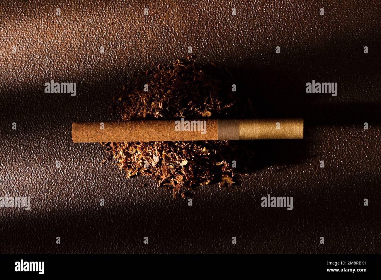 Sigaretta. Primo piano delle foglie di tabacco e sigaretta. Messa a fuoco selettiva. Cattive abitudini Foto Stock