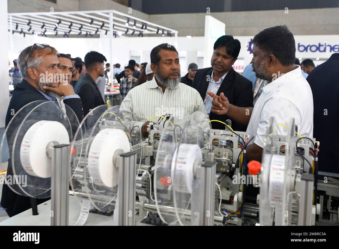 Dhaka, Bangladesh - 13 gennaio 2023: Acquirenti e venditori di prodotti per la macchina dell'abbigliamento visitano tre giorni la tecnologia dell'abbigliamento Bangladesh Expo a International Foto Stock